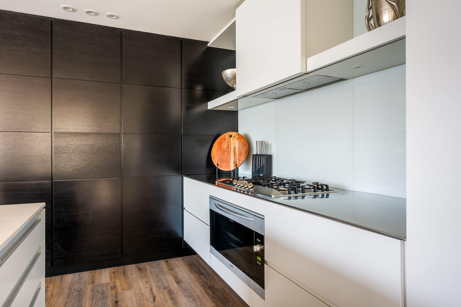 Bright and fully equipped, the kitchen invites you to cook with ease while enjoying lake and mountain views. A spacious pantry keeps all your essentials organized and accessible.