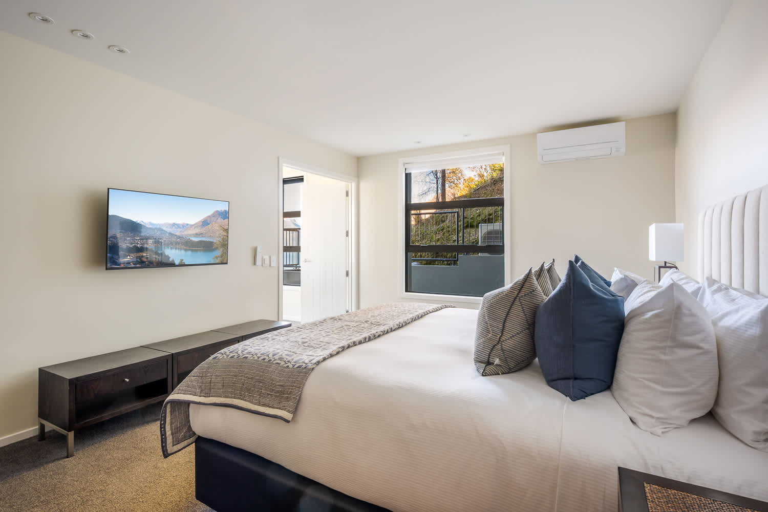 The second bedroom features a versatile king split bed that can be arranged as a king or two singles. It’s perfect for couples or friends visiting Queenstown together.