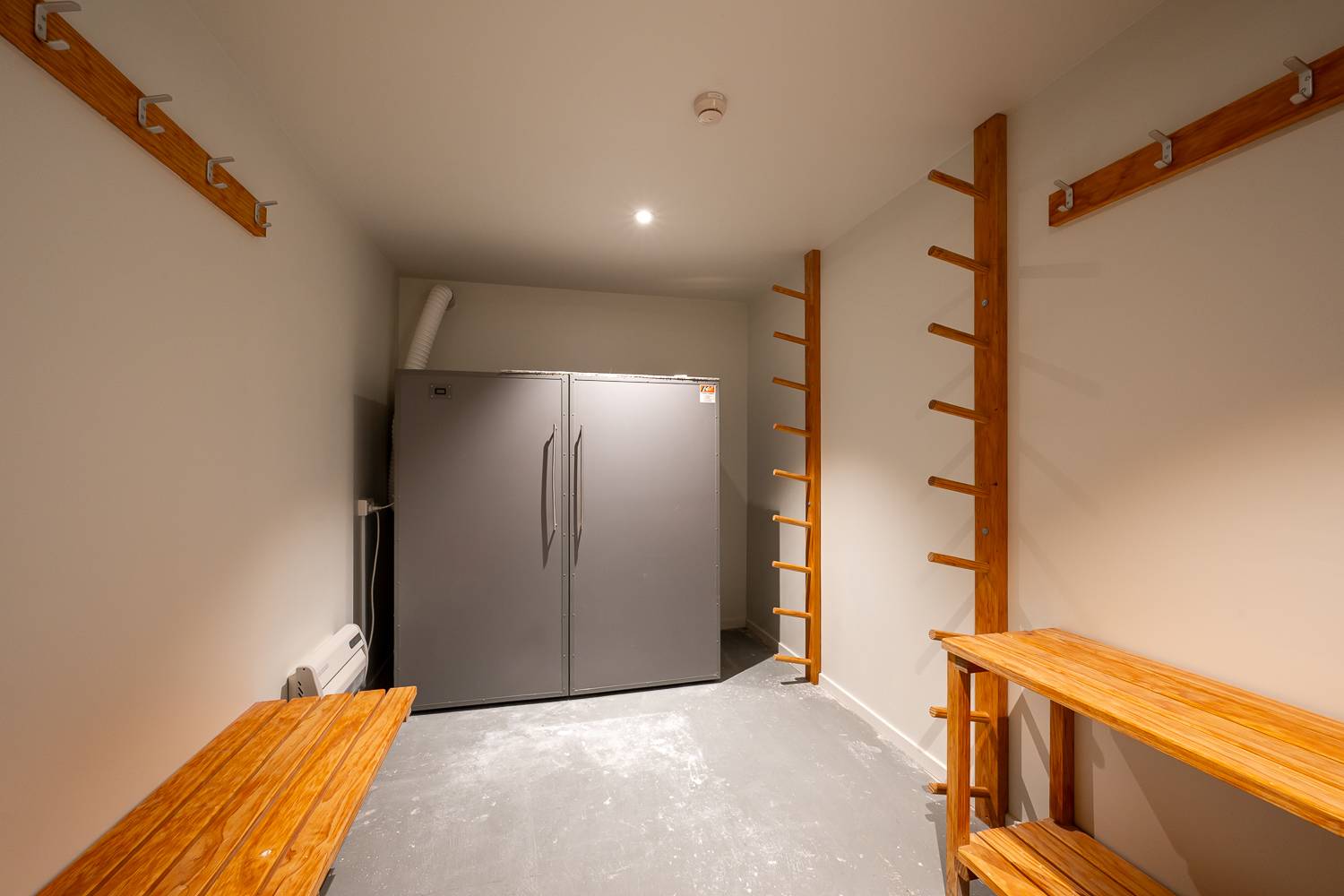 Convenient ski and gear storage keeps your equipment safe and ready for your next outdoor activity. Ideal for winter sports enthusiasts visiting Queenstown.