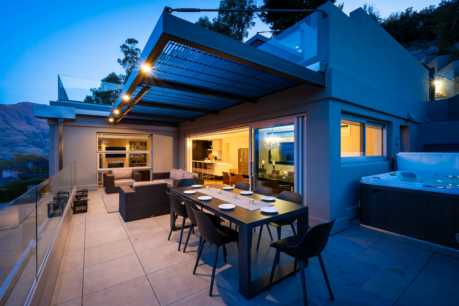 Step out onto the spacious balcony and soak in uninterrupted lake and mountain views. It’s the perfect spot for morning coffee or sunset drinks in Queenstown’s fresh air.
