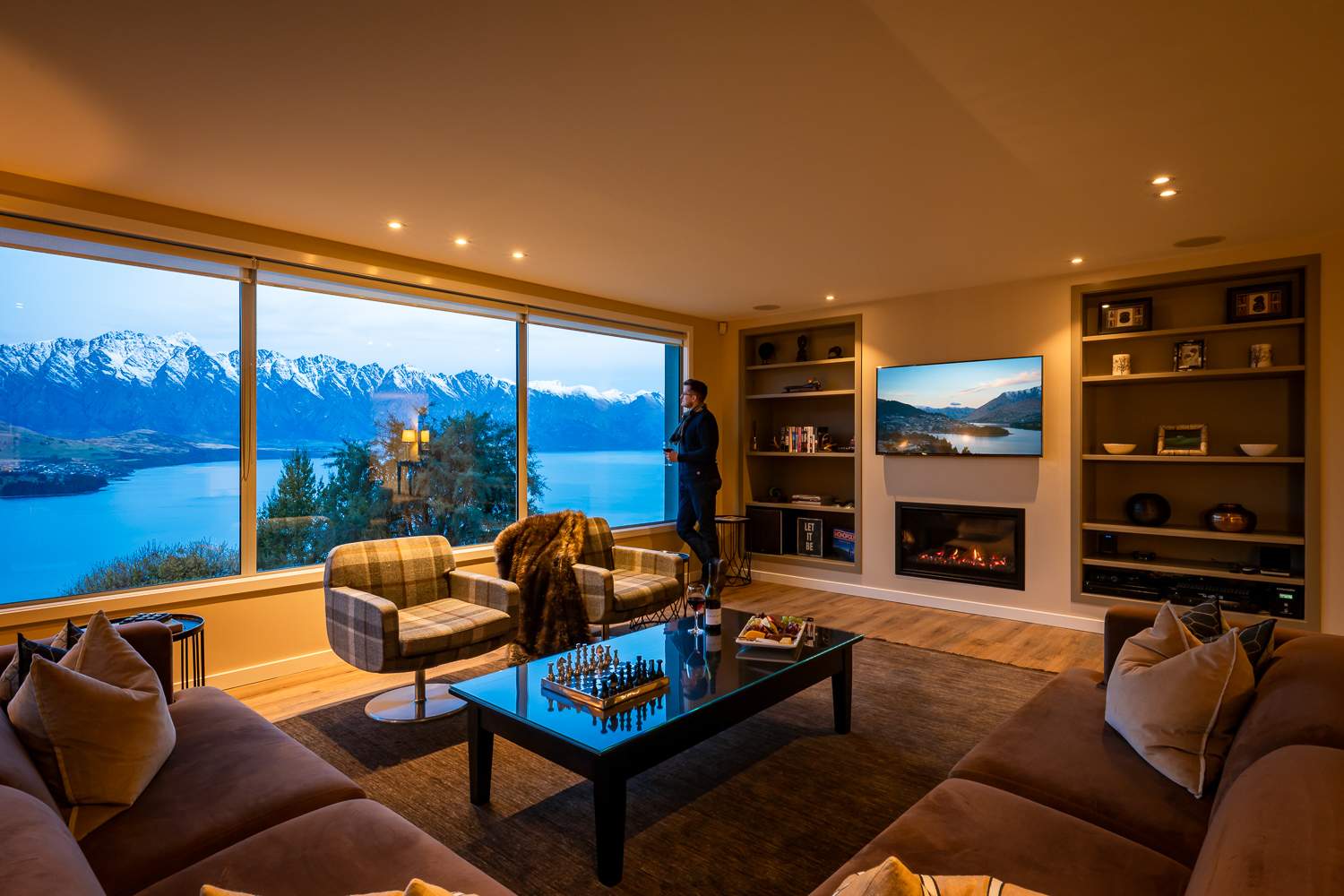 The bright and spacious living room invites you to relax in style and comfort. Large windows frame stunning lake and mountain views, bringing Queenstown’s beauty indoors.