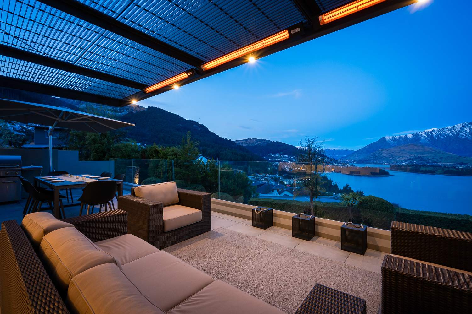 The large deck is perfect for BBQs and outdoor dining with spectacular lake and mountain views. Enjoy alfresco meals and evening sunsets in Queenstown’s fresh air.