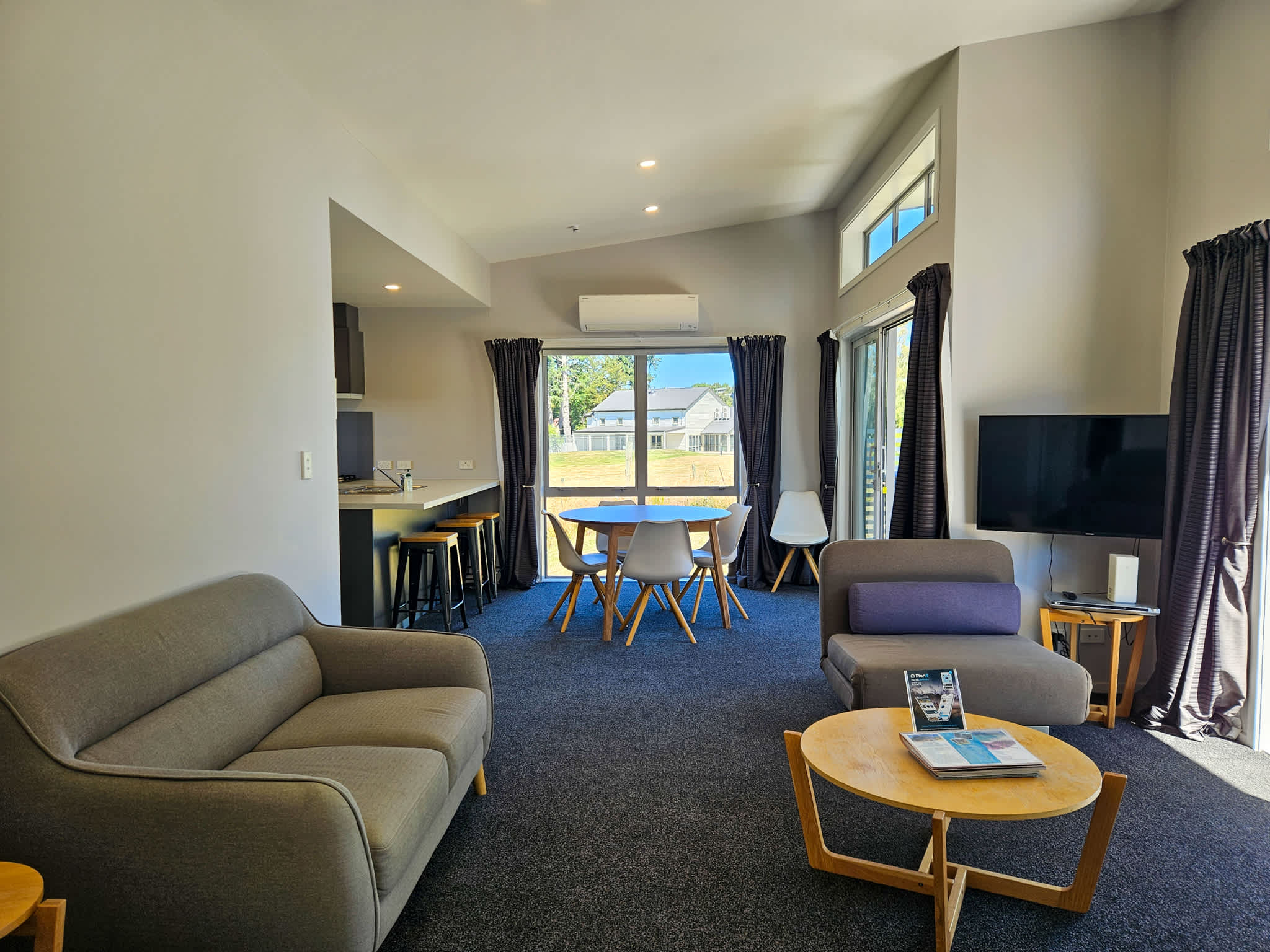 Capricorn – 2BR, Easy Drive to Dark Sky, Dining