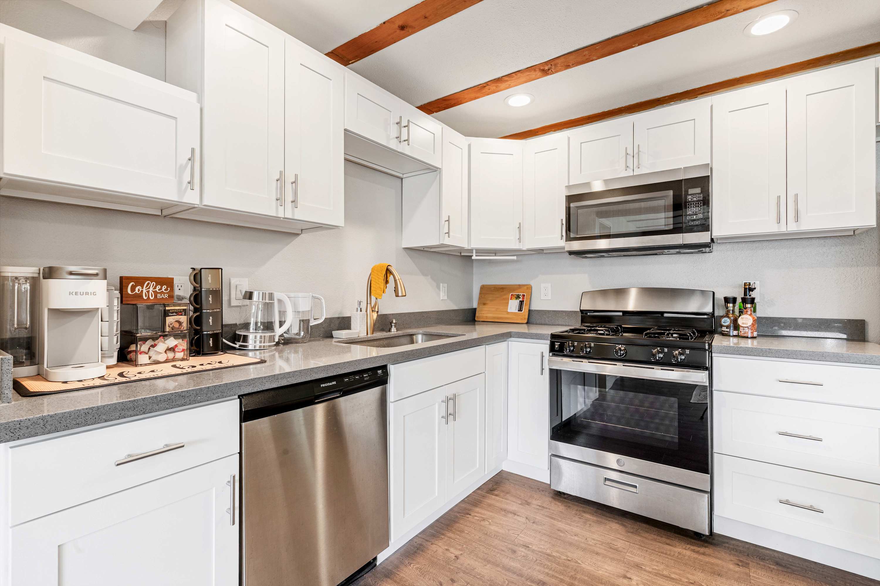 Lynnwood Modern Basement, Hot Tub, Private Entry