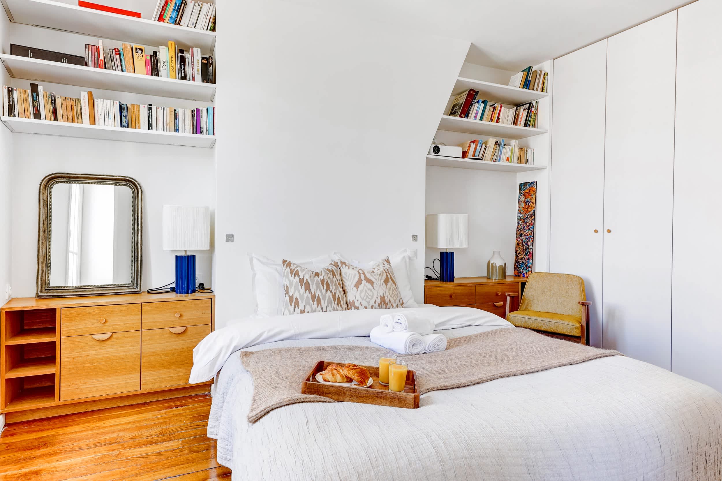 Bright 2BR in Montmartre - Near Sacre-Coeur & Opera — Paris, Île-de-France — vacation rental
