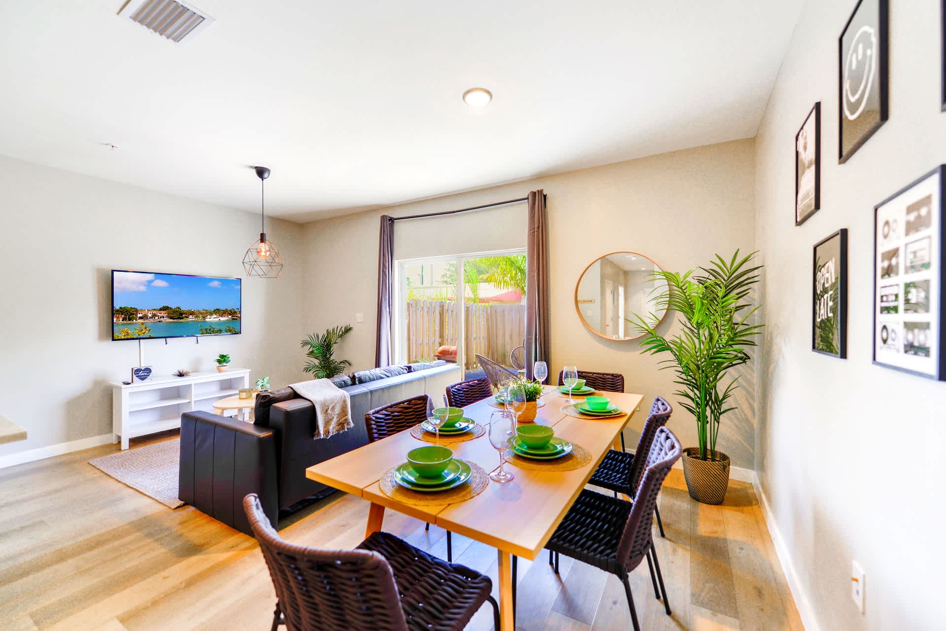 Stylish Townhouse With Spacious Backyard - Serene Retreat - The Bahamas