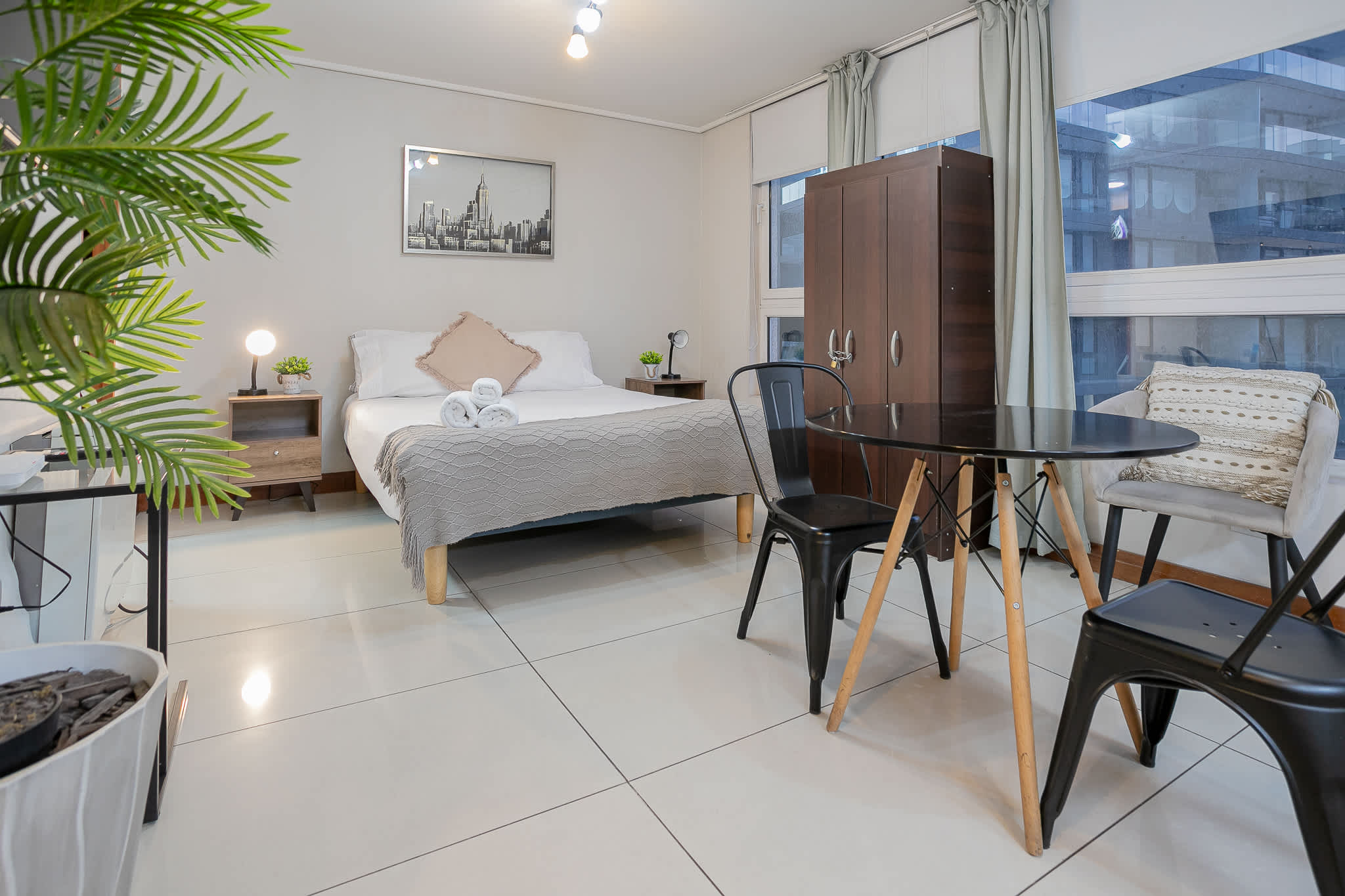Cozy studio with modern decor and city views, perfect for a relaxing stay in the heart of the city.
