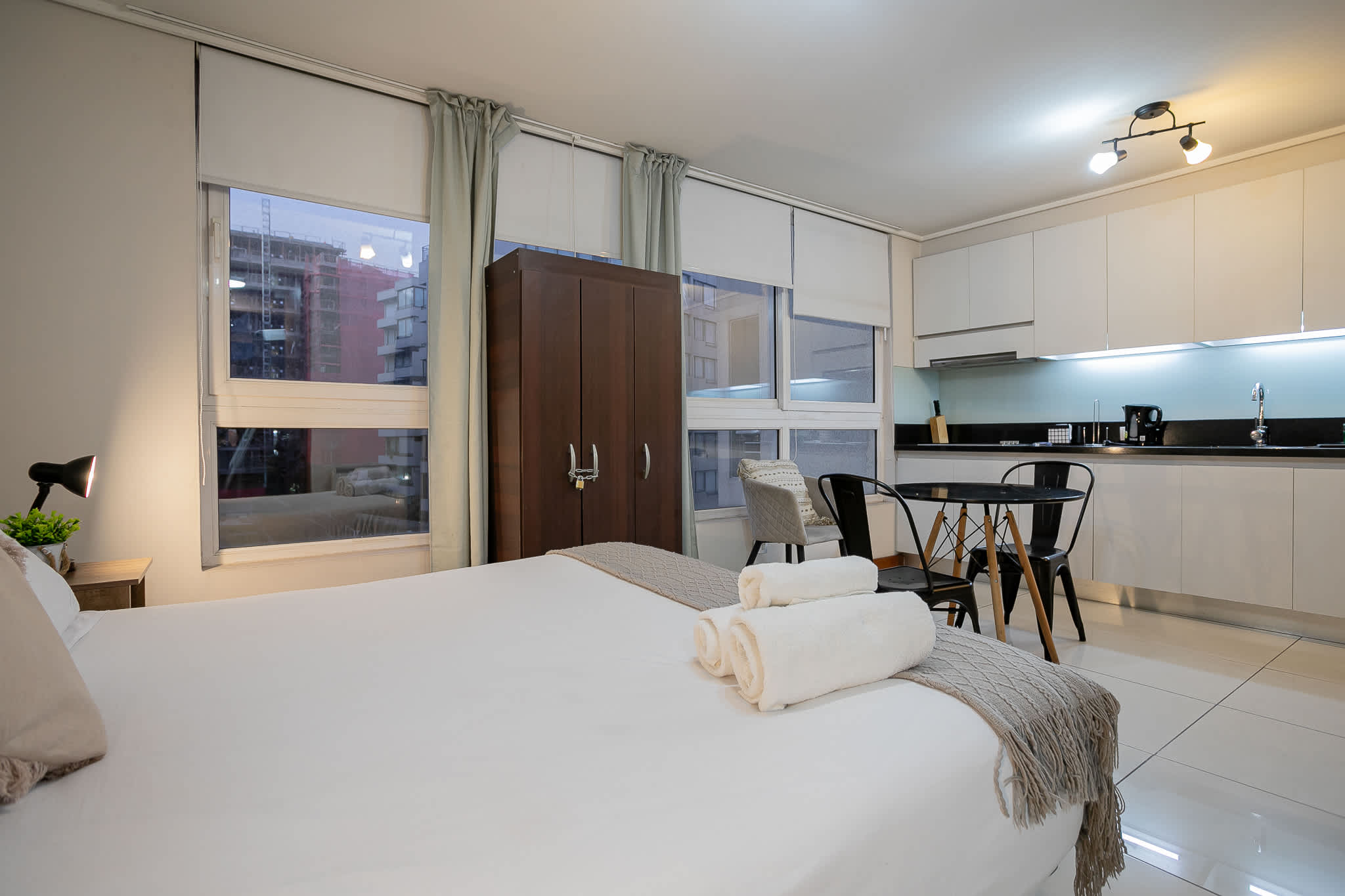 Cozy studio in the heart of the city with modern amenities and a stunning view—perfect for a relaxing getaway.