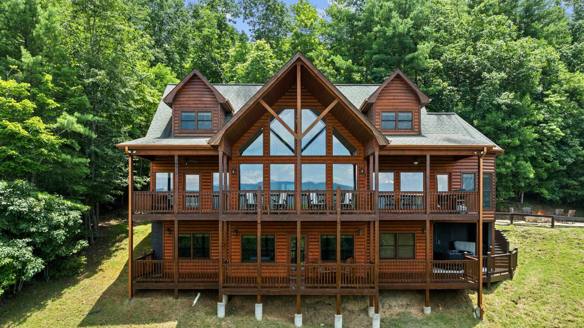 Stunning Mtn Views! Sleeps 10~Hot Tub~Game Room