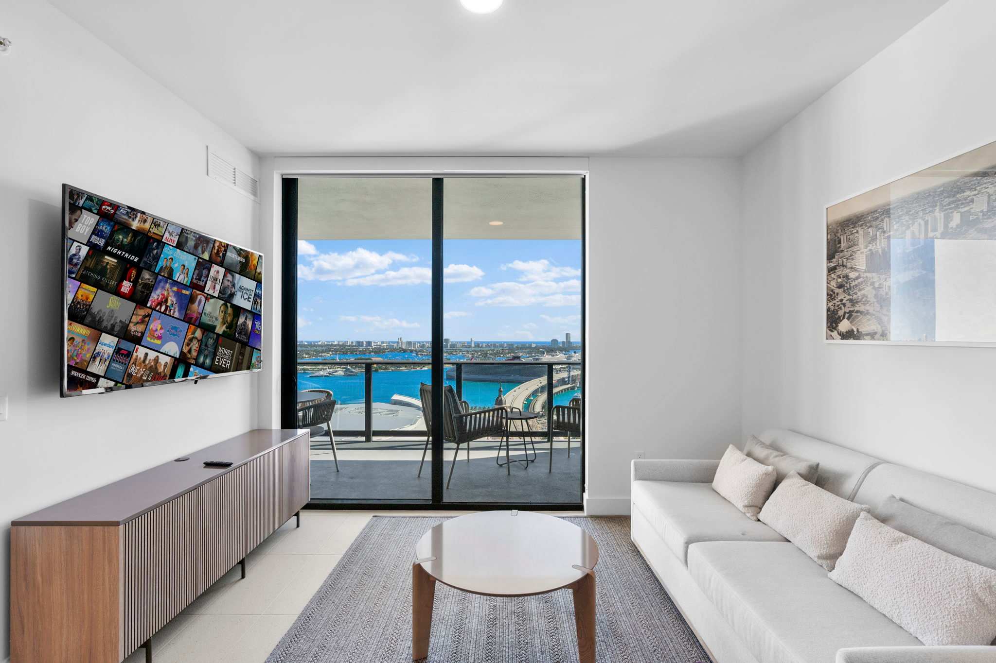 New 3BR Ā· Rooftop Cabanas Ā· Steps to Fan Fest