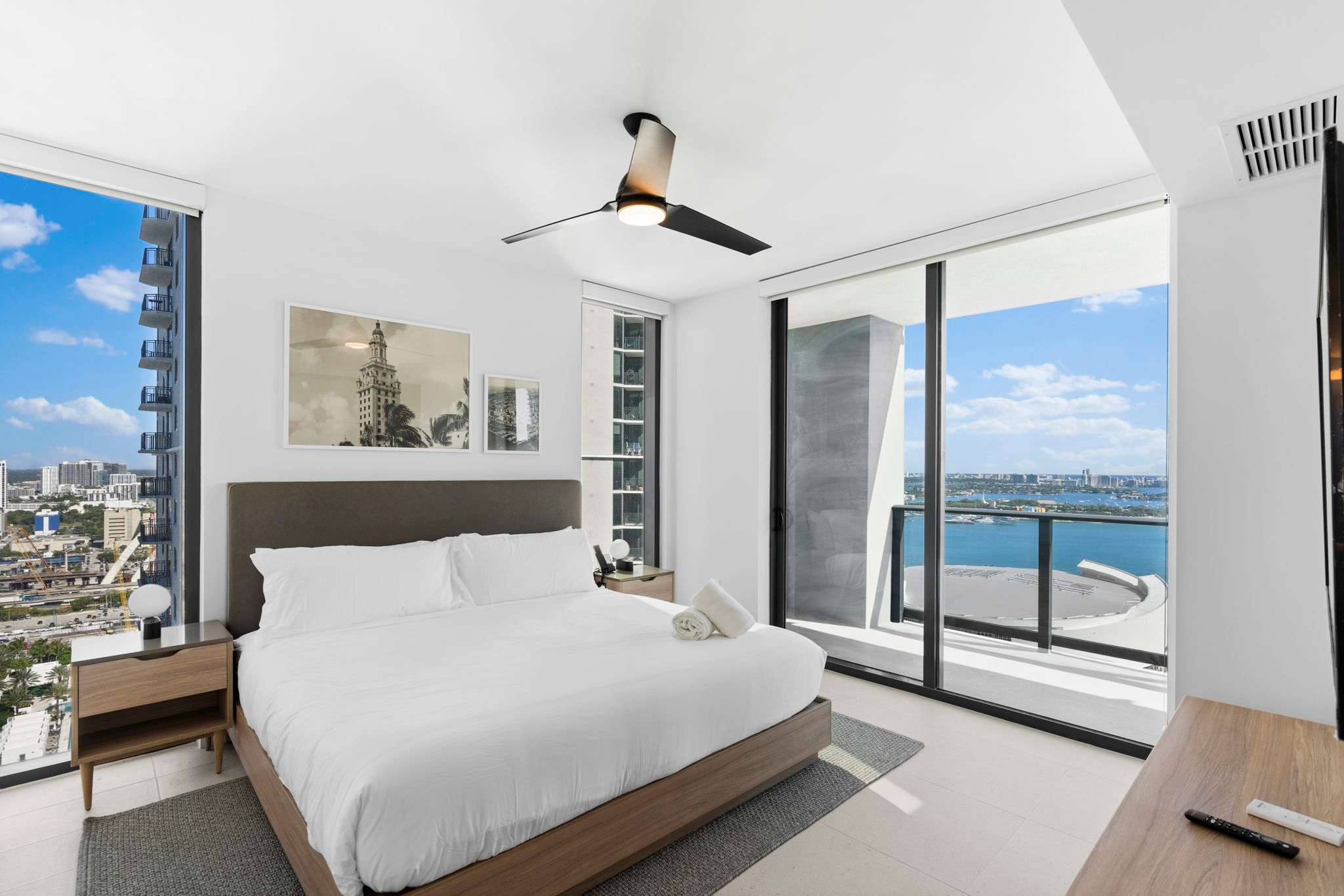 New 3BR Ā· Rooftop Cabanas Ā· Steps to Fan Fest