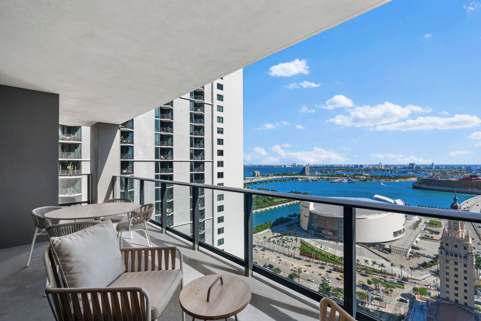 New 3BR Ā· Rooftop Cabanas Ā· Steps to Fan Fest