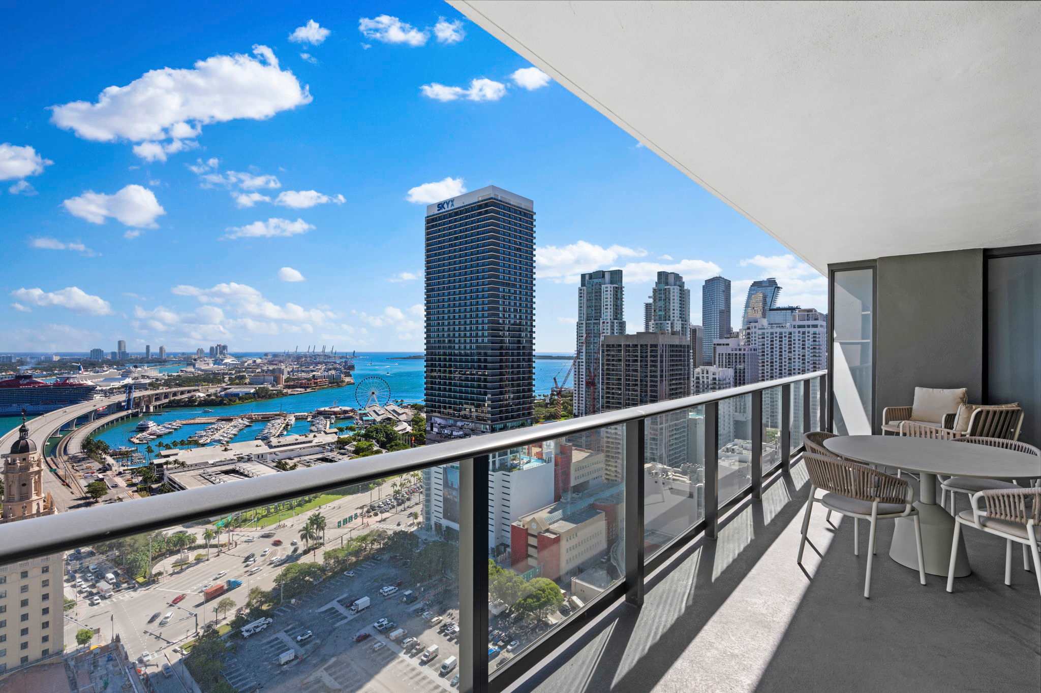 New 3BR Ā· Rooftop Cabanas Ā· Steps to Fan Fest