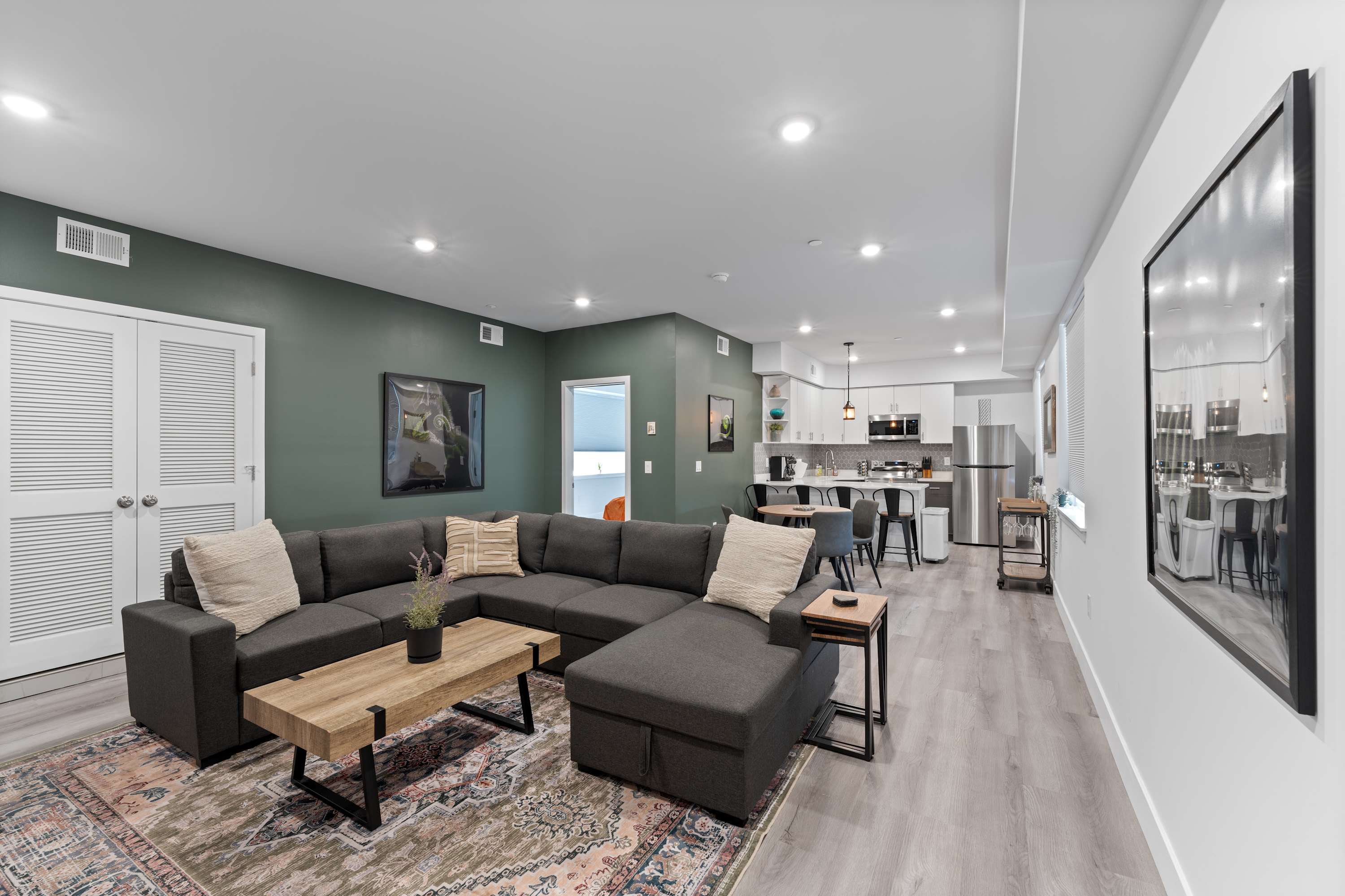 5 Bedroom, 4.5 Bath, Pool Table, Garage!
