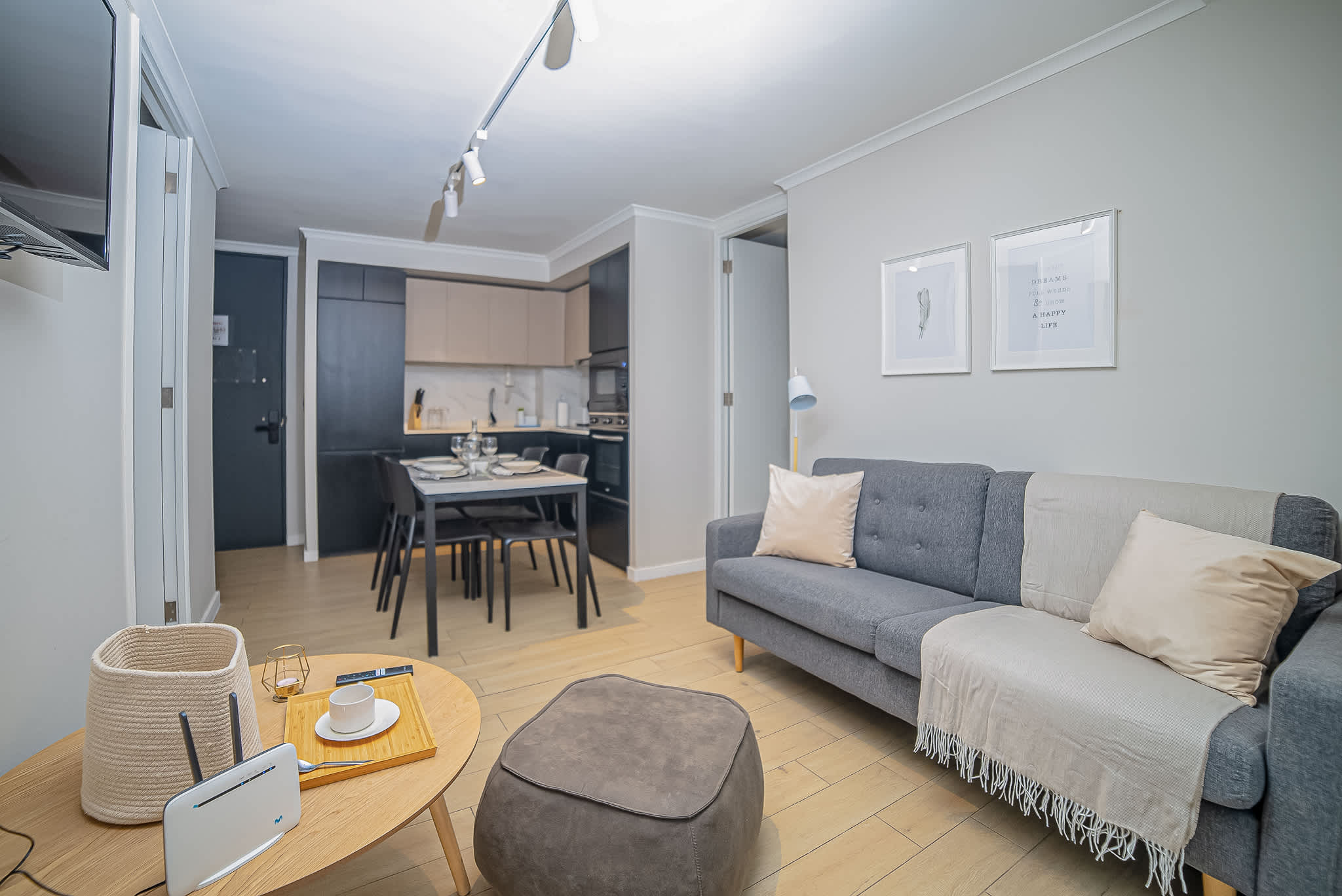 Cozy and modern living space with a fully equipped kitchen and dining area, perfect for relaxing after a day exploring the city.