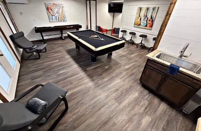 Casino Close! Hot Tub-Firepit-Pool Table Sleeps 14