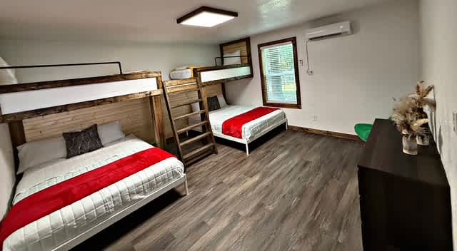 Casino Close! Hot Tub-Firepit-Pool Table Sleeps 14