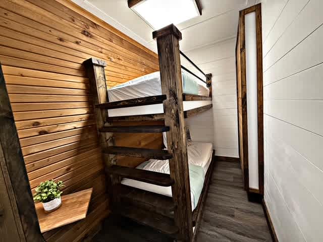 Casino Close! Hot Tub-Firepit-Pool Table Sleeps 14