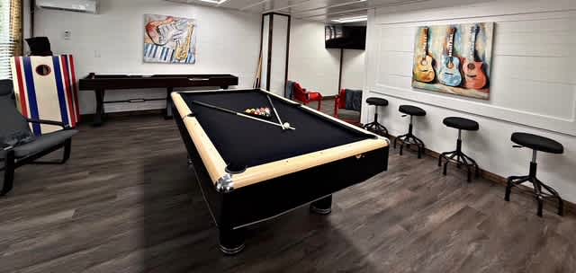 Casino Close! Hot Tub-Firepit-Pool Table Sleeps 14