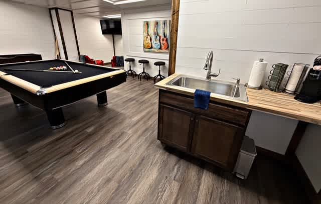 Casino Close! Hot Tub-Firepit-Pool Table Sleeps 14