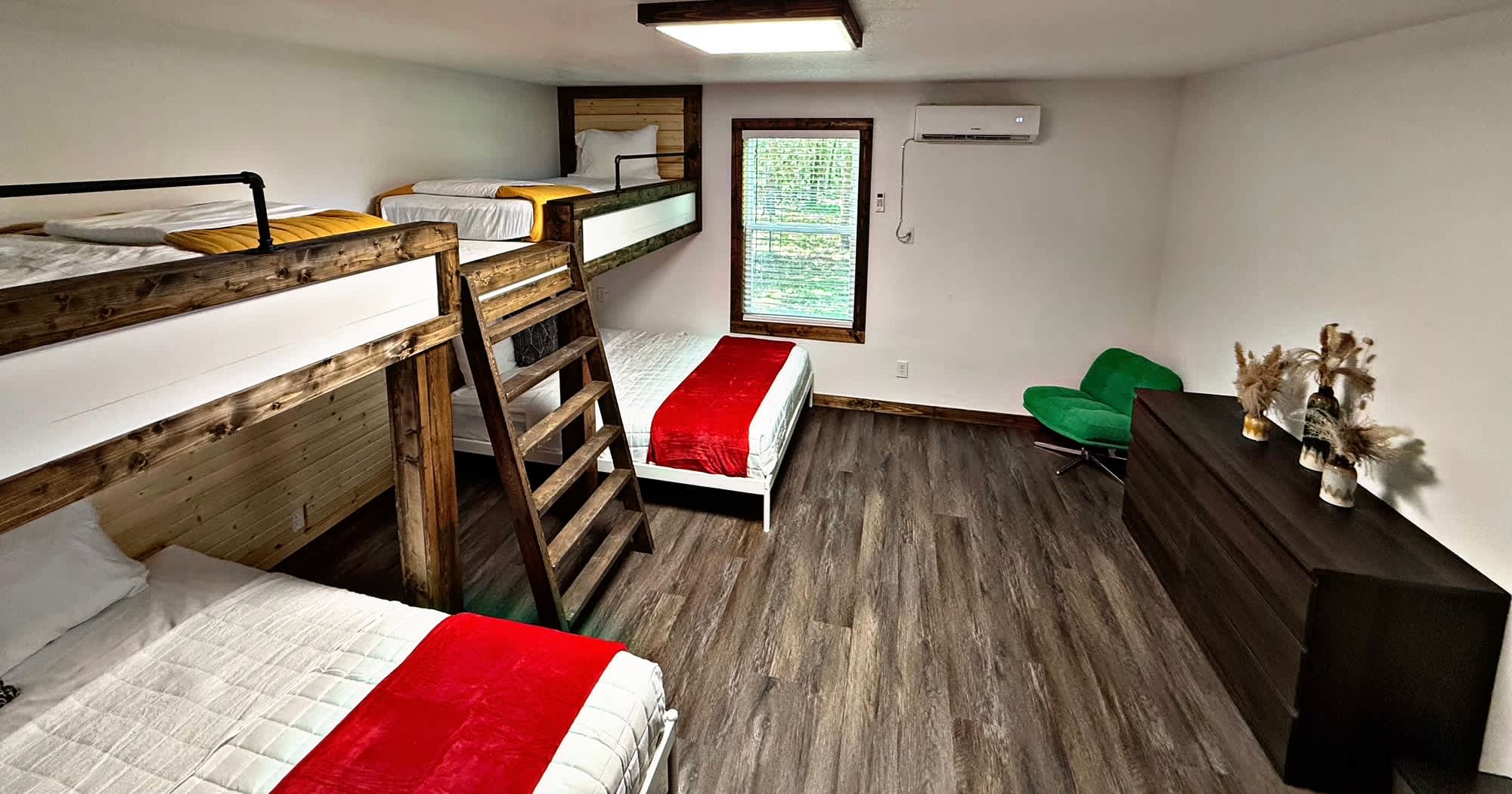 Casino Close! Hot Tub-Firepit-Pool Table Sleeps 14