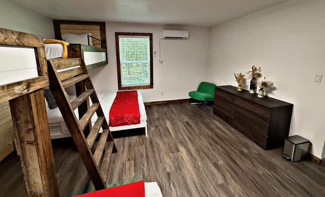 Casino Close! Hot Tub-Firepit-Pool Table Sleeps 14