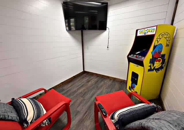 Casino Close! Hot Tub-Firepit-Pool Table Sleeps 14
