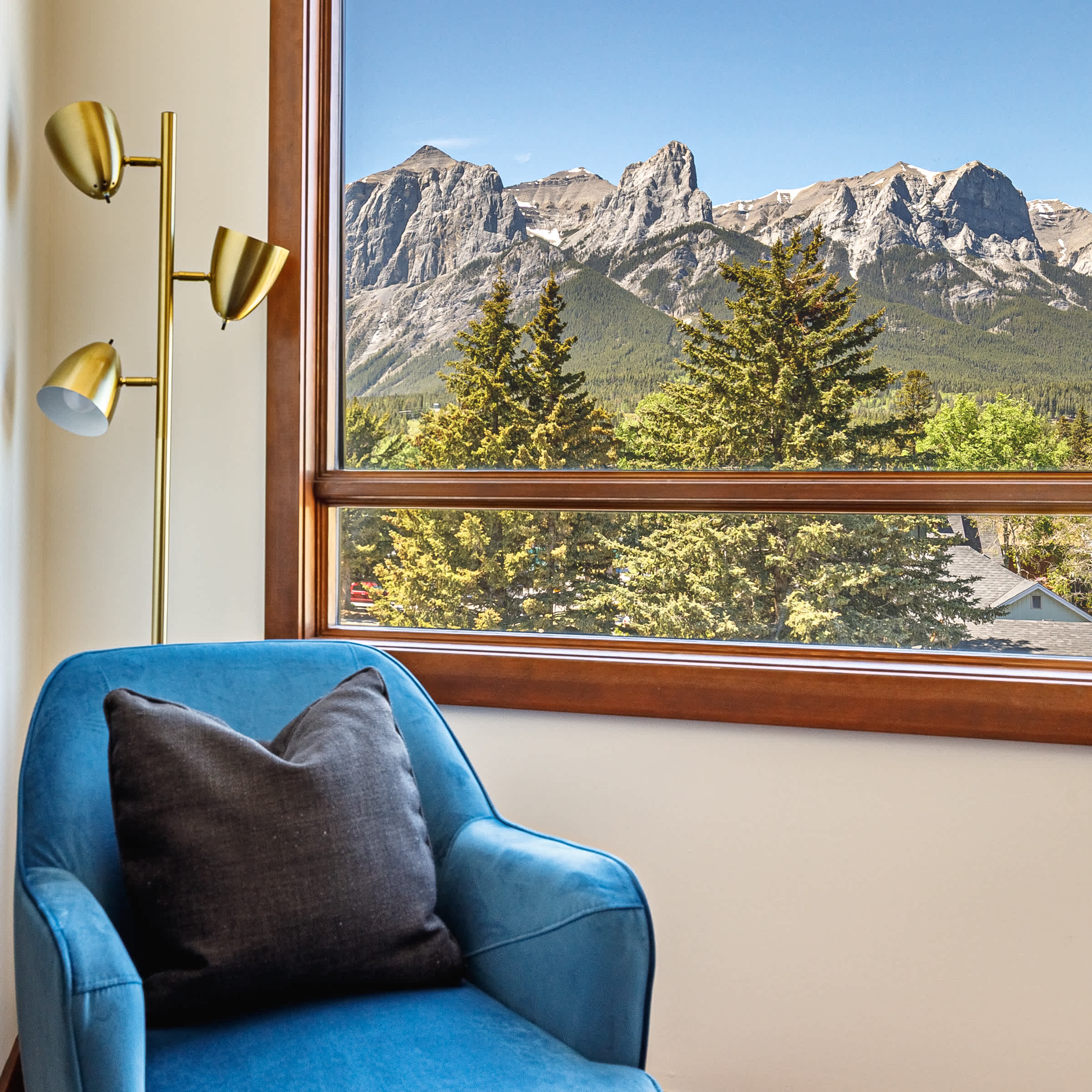 The Lookout  Stylish Escape with Mountain Views