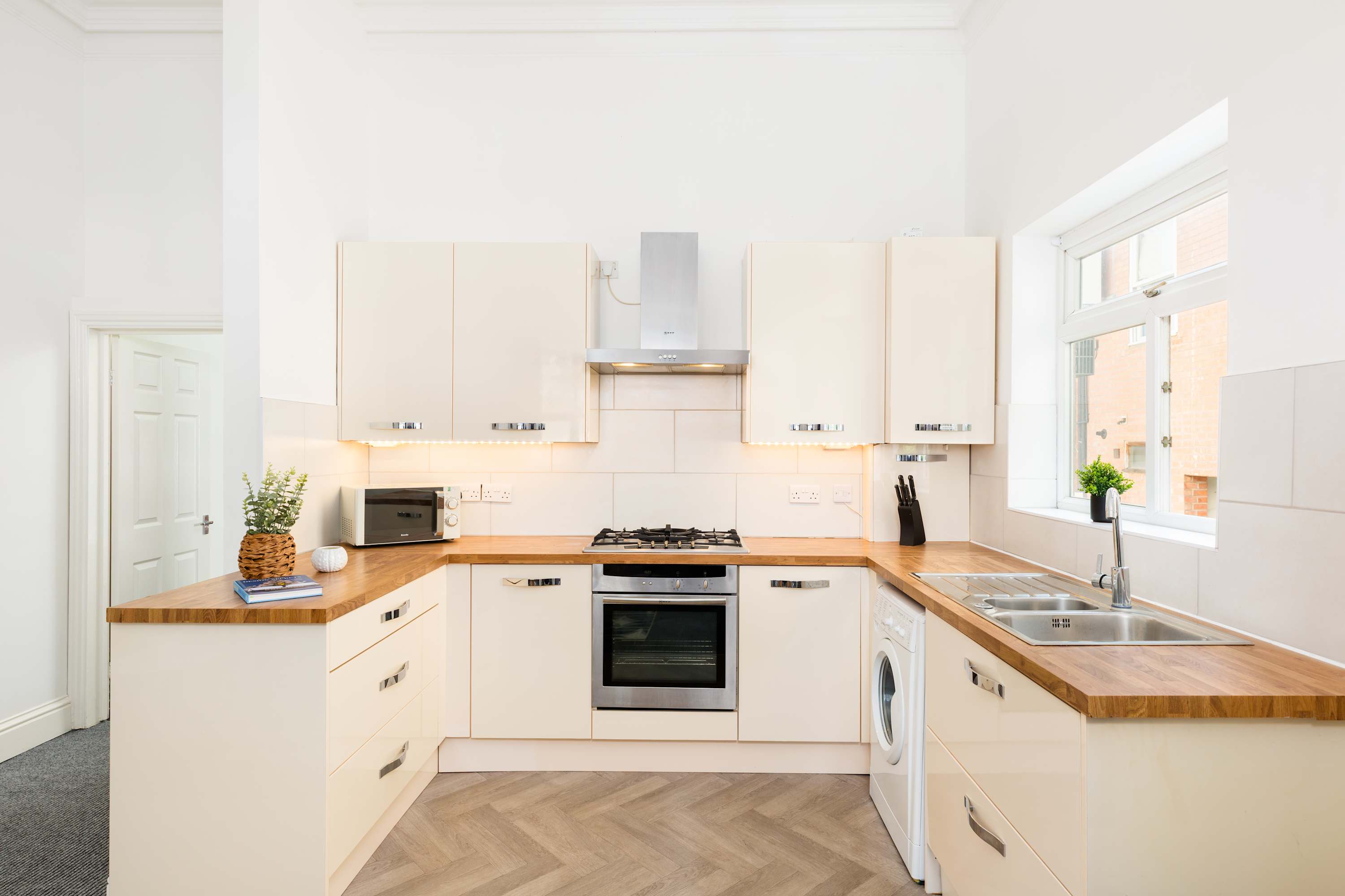 View Modern Leamington Spa Apt w/ Free Parking & WiFi in Flat 2, 31 Avenue Road CV31 3PG Modern Leamington Spa Apt w/ Free Parking & WiFi in Flat 2, 31 Avenue Road CV31 3PG - Property image 5 - VivreStays
