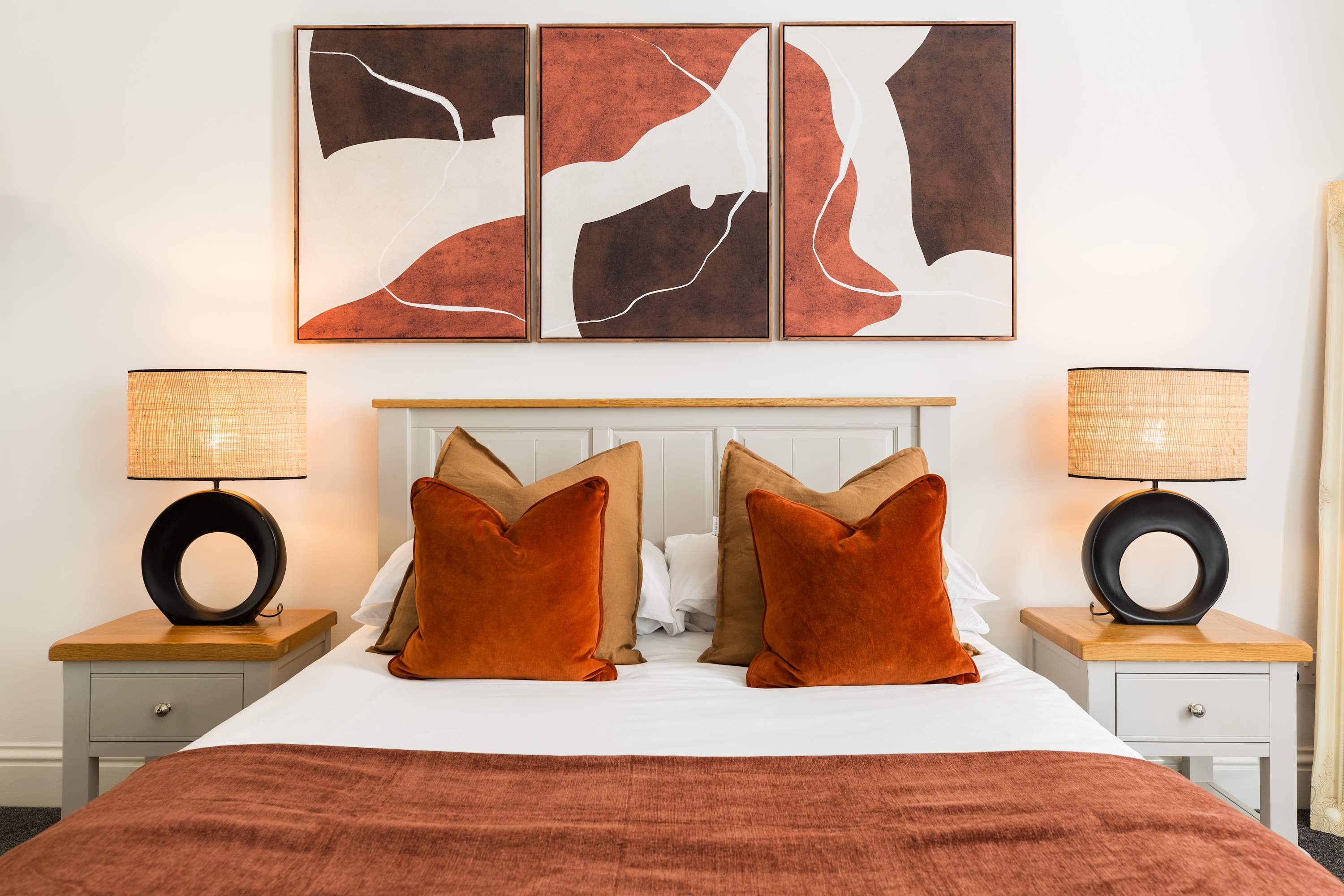 View Modern Leamington Spa Apt w/ Free Parking & WiFi in Flat 2, 31 Avenue Road CV31 3PG Modern Leamington Spa Apt w/ Free Parking & WiFi in Flat 2, 31 Avenue Road CV31 3PG - Property image 2 - VivreStays