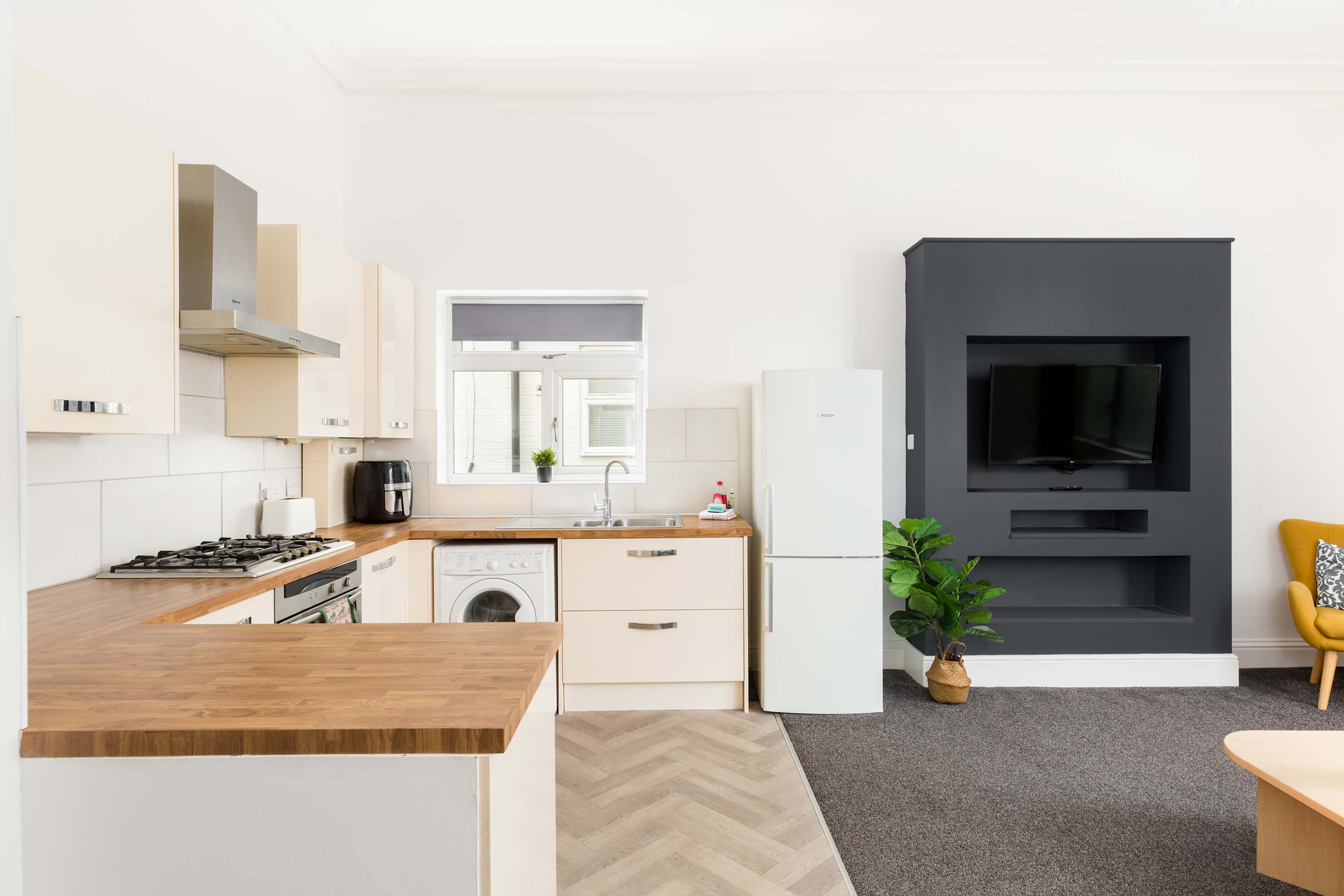 View Modern Leamington Spa Apt w/ Free Parking & WiFi in Flat 2, 31 Avenue Road CV31 3PG Modern Leamington Spa Apt w/ Free Parking & WiFi in Flat 2, 31 Avenue Road CV31 3PG - Property image 8 - VivreStays
