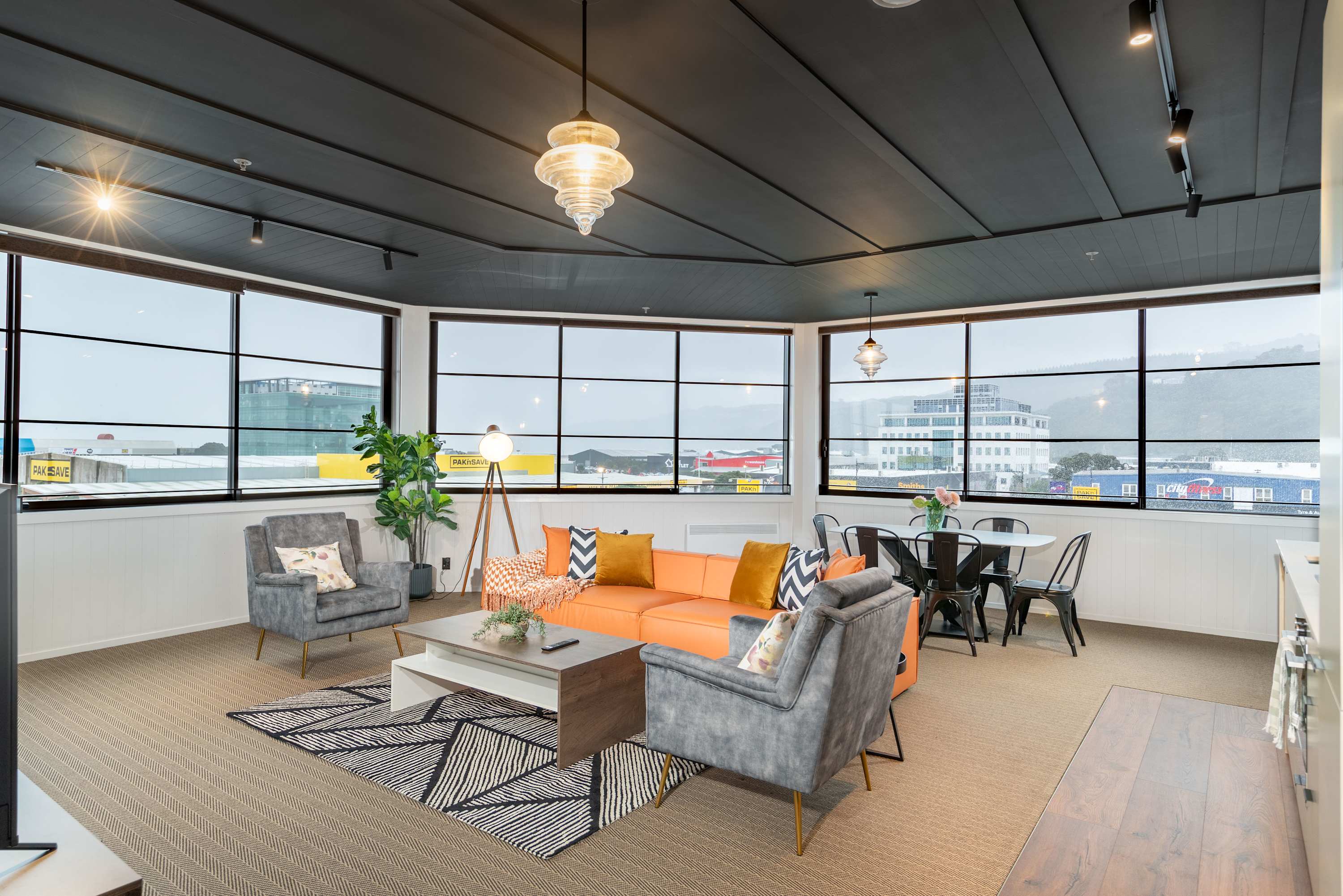 Sunny 3BR Petone Apt – Ocean Views, Walk to Shops