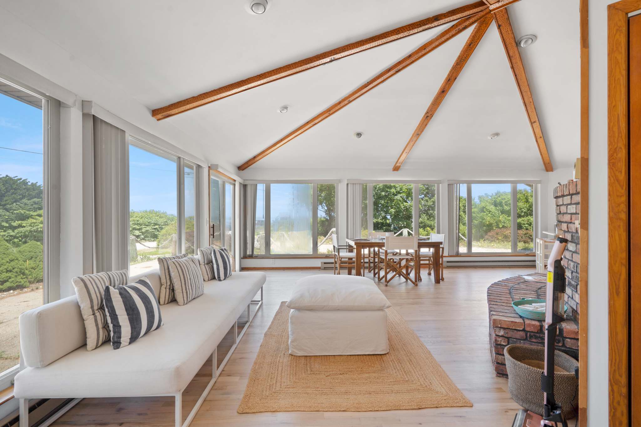 Peconic Retreat: Charming Home, Across from Beach