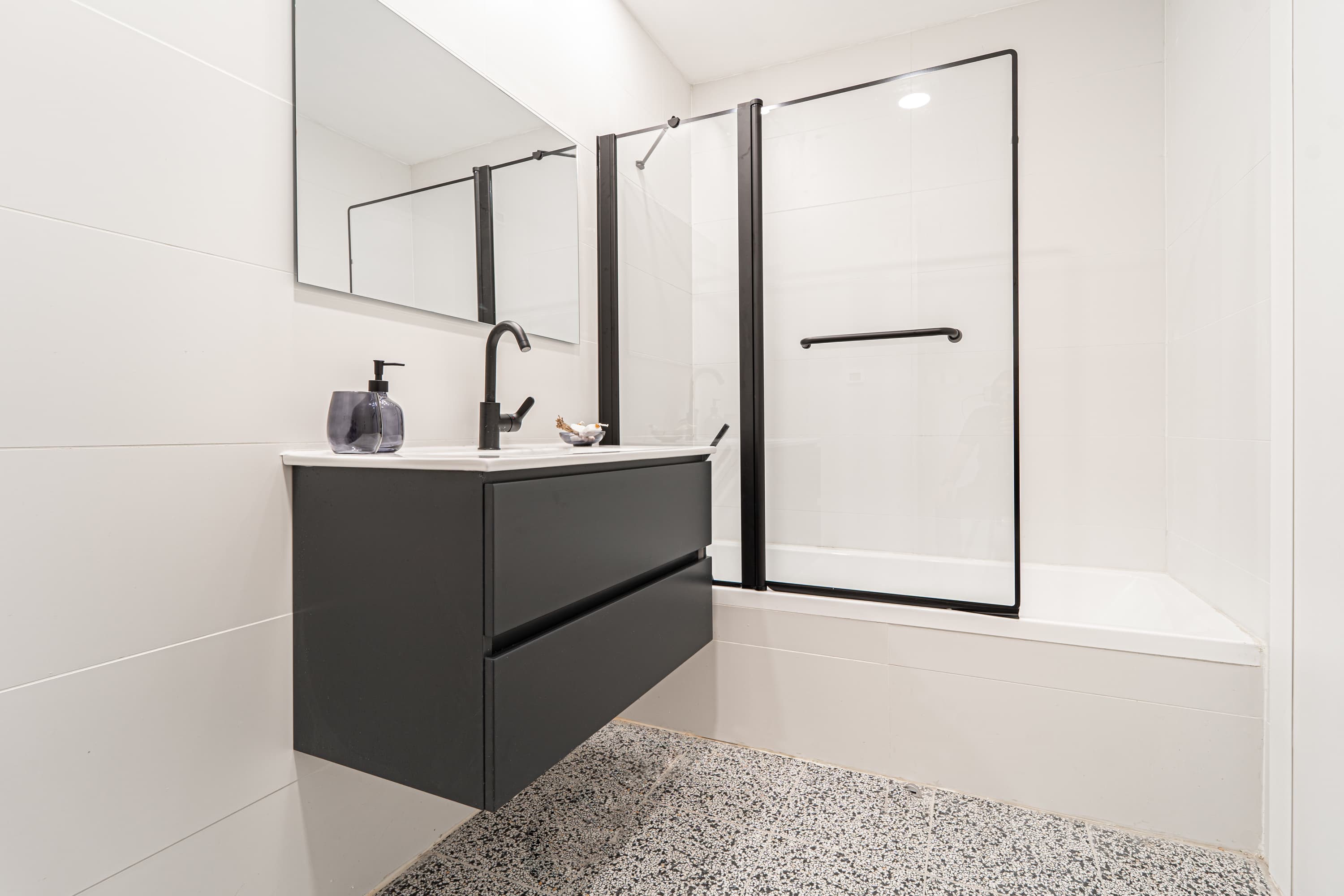 Charming City-Center Apartment Minutes from Mahane Yehuda photo 5