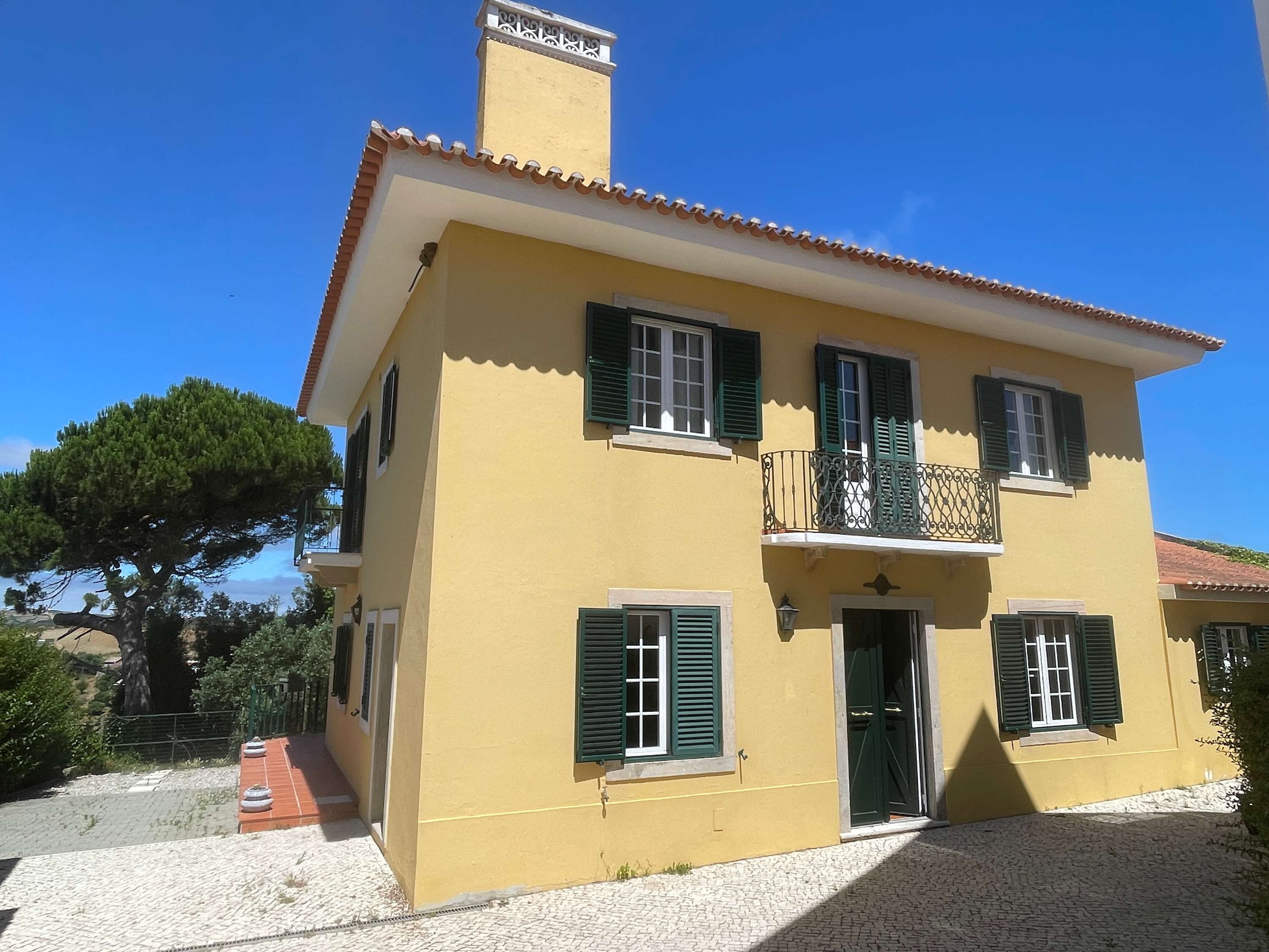 Elegant Villa Mello with Beautiful Outdoor Area — Lourinhã, Lisboa — vacation rental