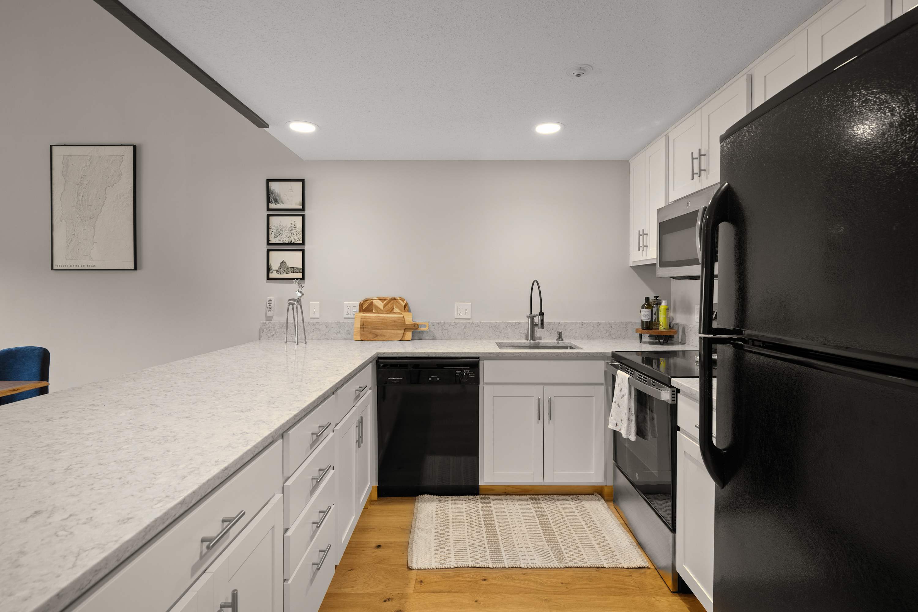 Snow Tree Escape Base of Mt Snow w Fireplace | Photo 8