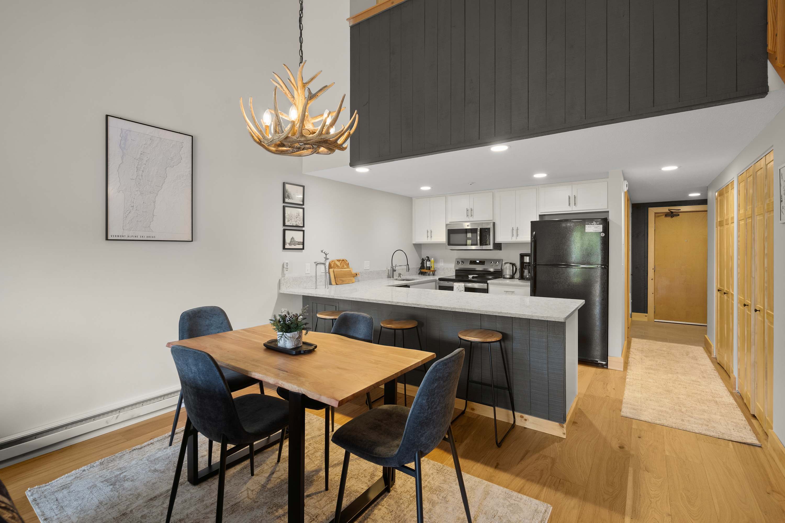 Snow Tree Escape Base of Mt Snow w Fireplace