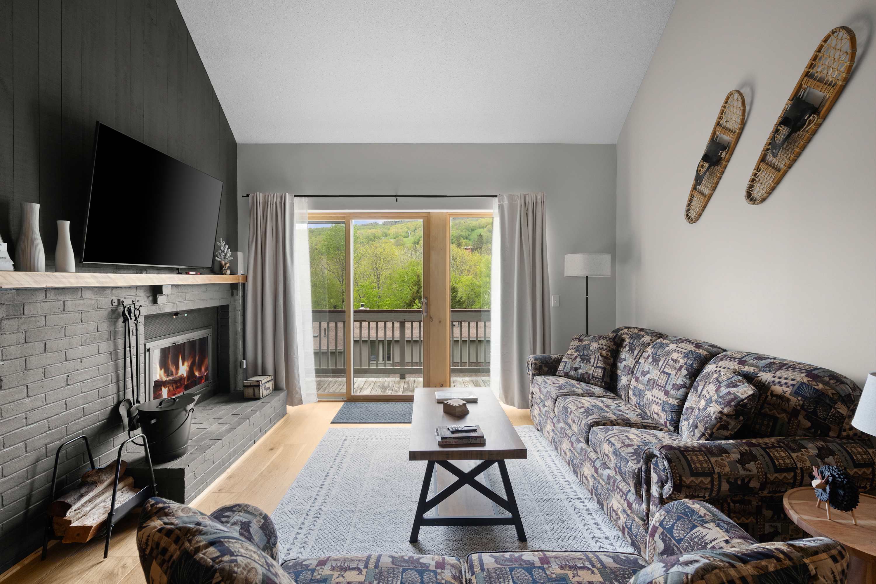 Snow Tree Escape Base of Mt Snow w Fireplace | Photo 3