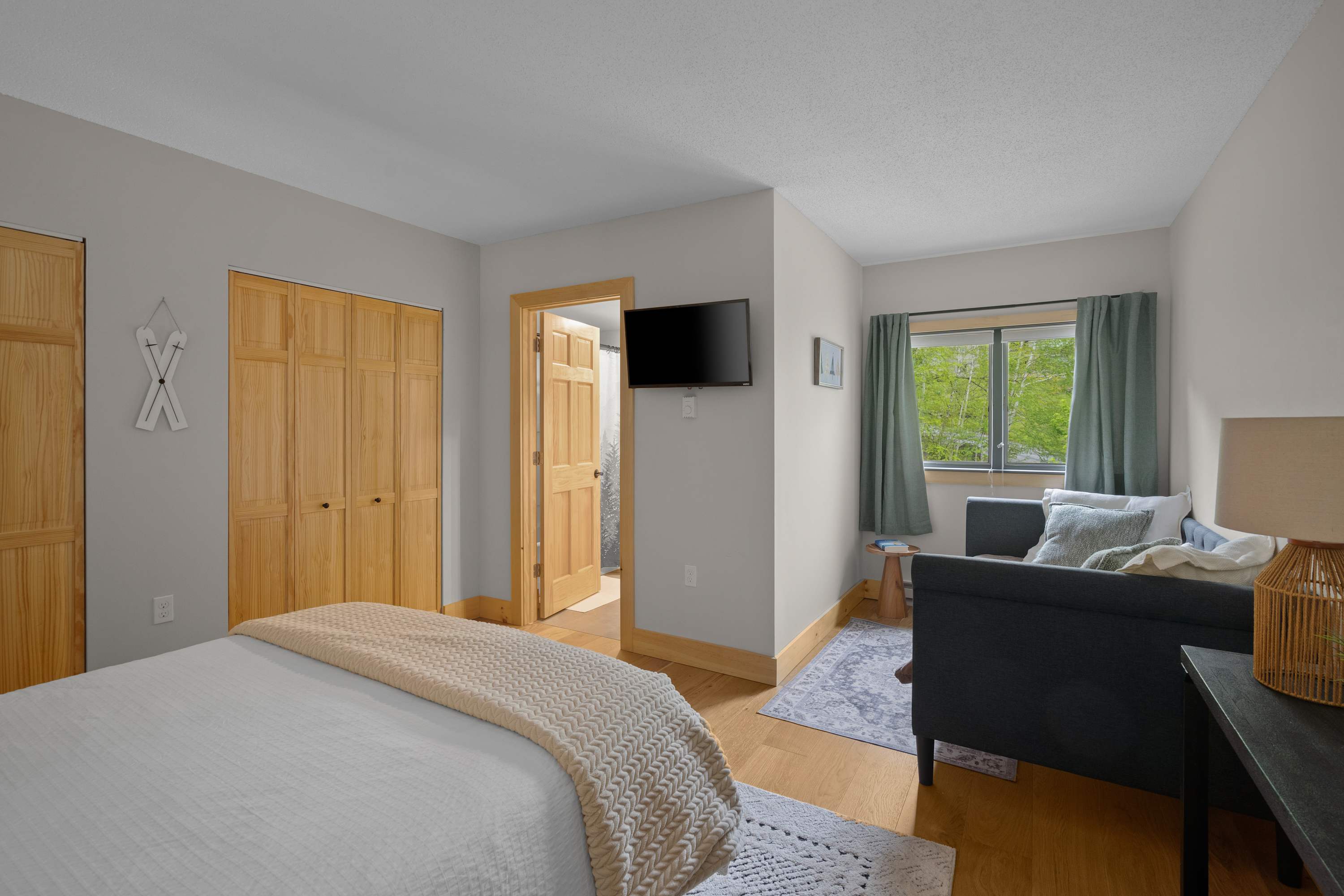 Snow Tree Escape Base of Mt Snow w Fireplace | Photo 14