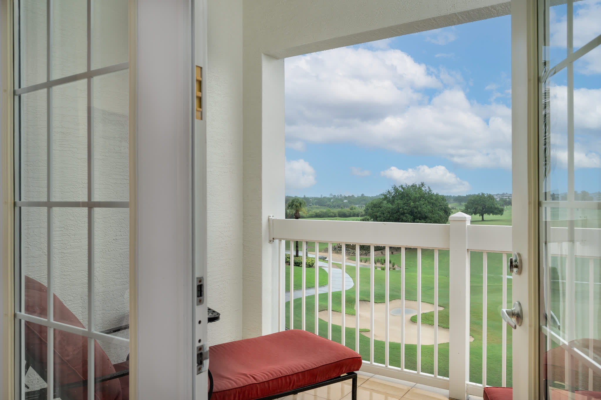 Your perfect spot for relaxation: unwind on the balcony with a refreshing drink and beautiful green views.