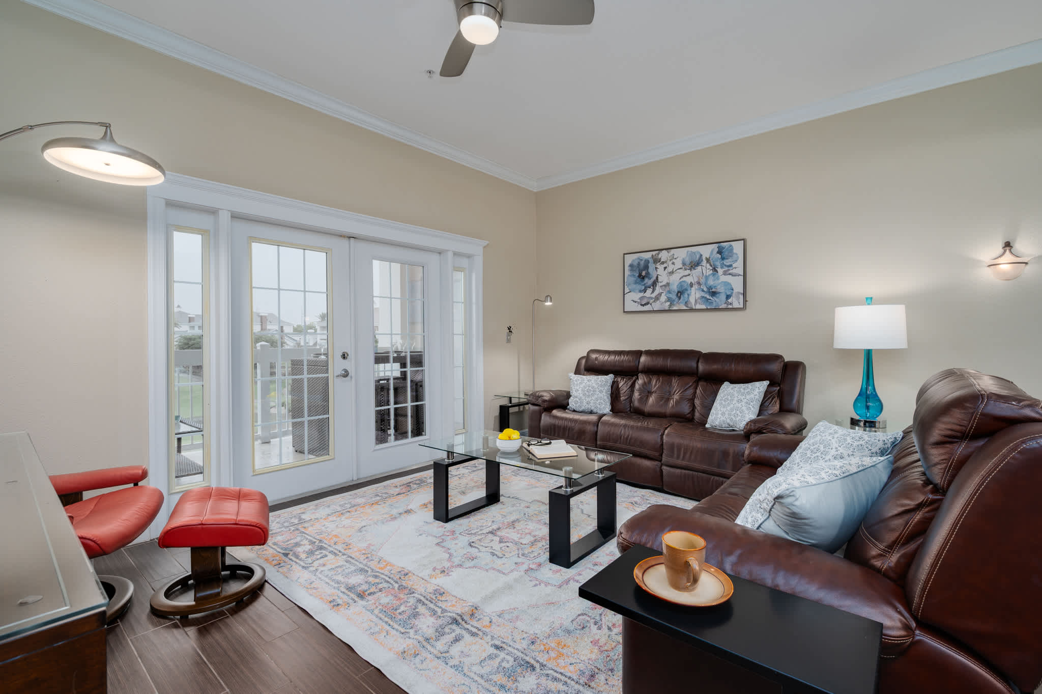 Your cozy gathering spot: a comfortable living room with an open design, perfect for relaxation and socializing.