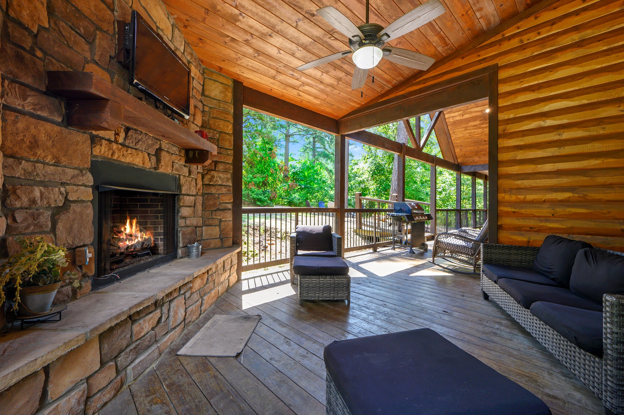 Majestic High – Hot Tub, Fire Pit & Family Fun 4