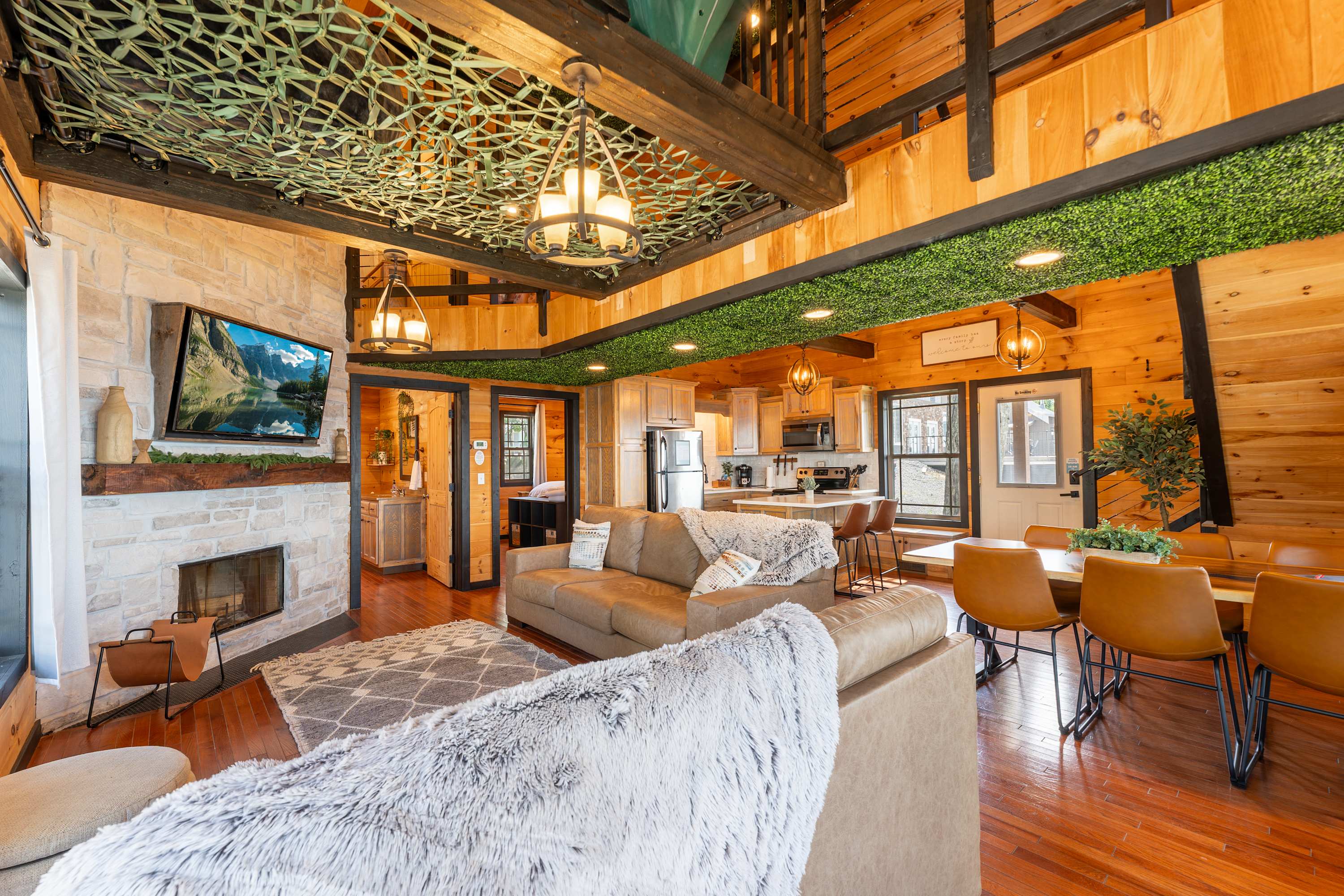 Sunset Ridge cabin 21 miles from Chatt, TN! Indoor pool hot tub