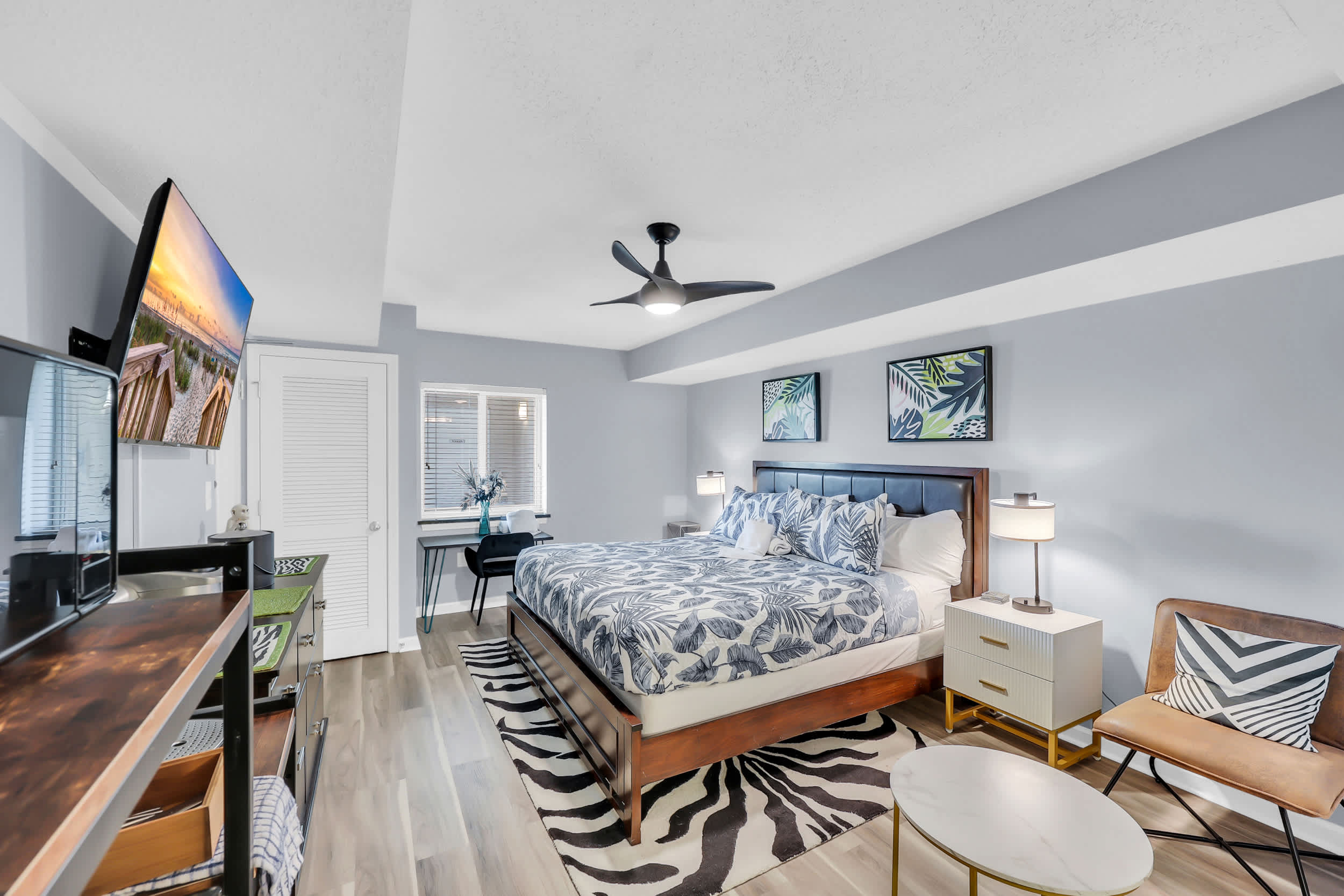 Modern Jungle Studio w Fridge Keurig Huge Pool Oasis