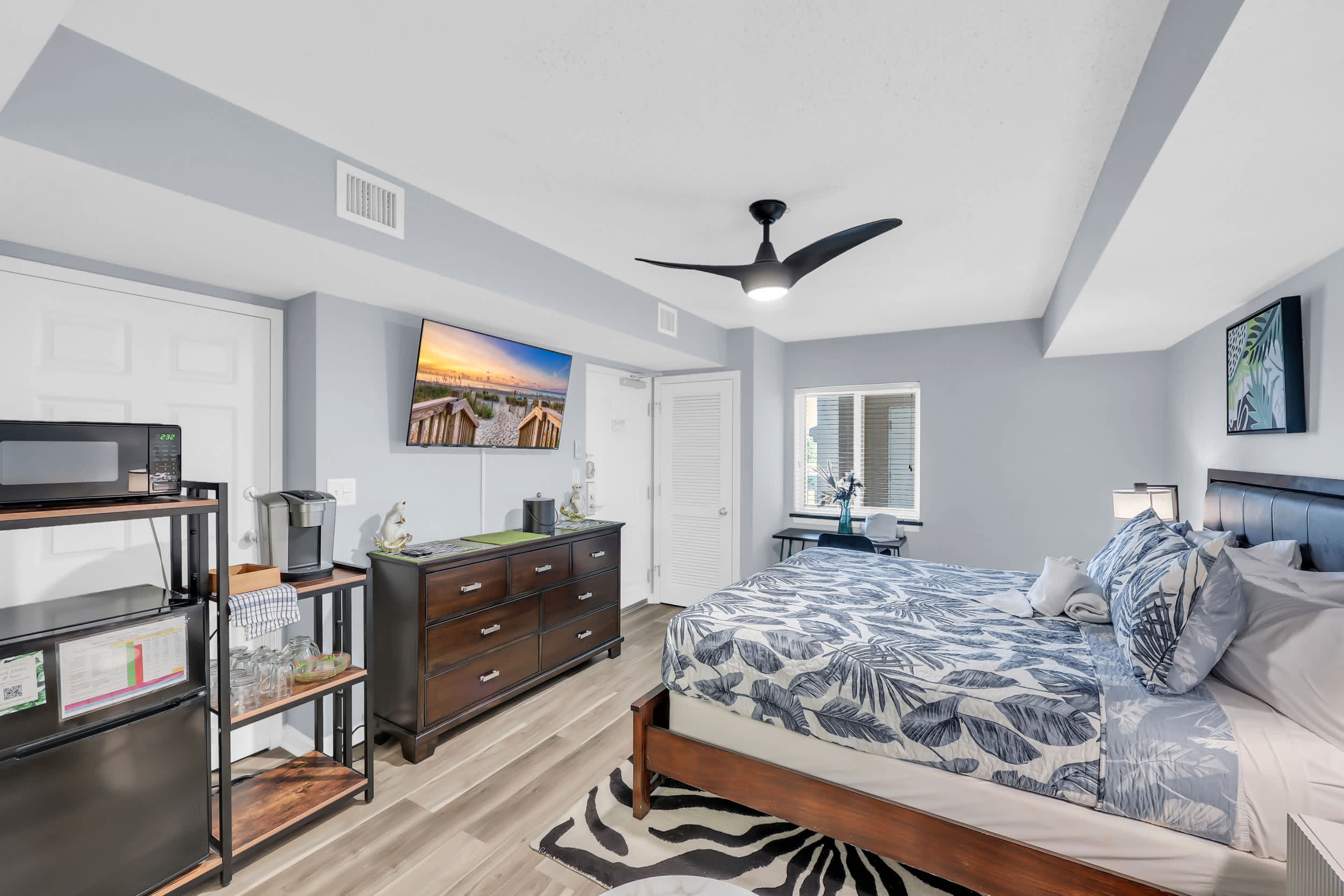 Modern Jungle Studio w Fridge Keurig Huge Pool Oasis