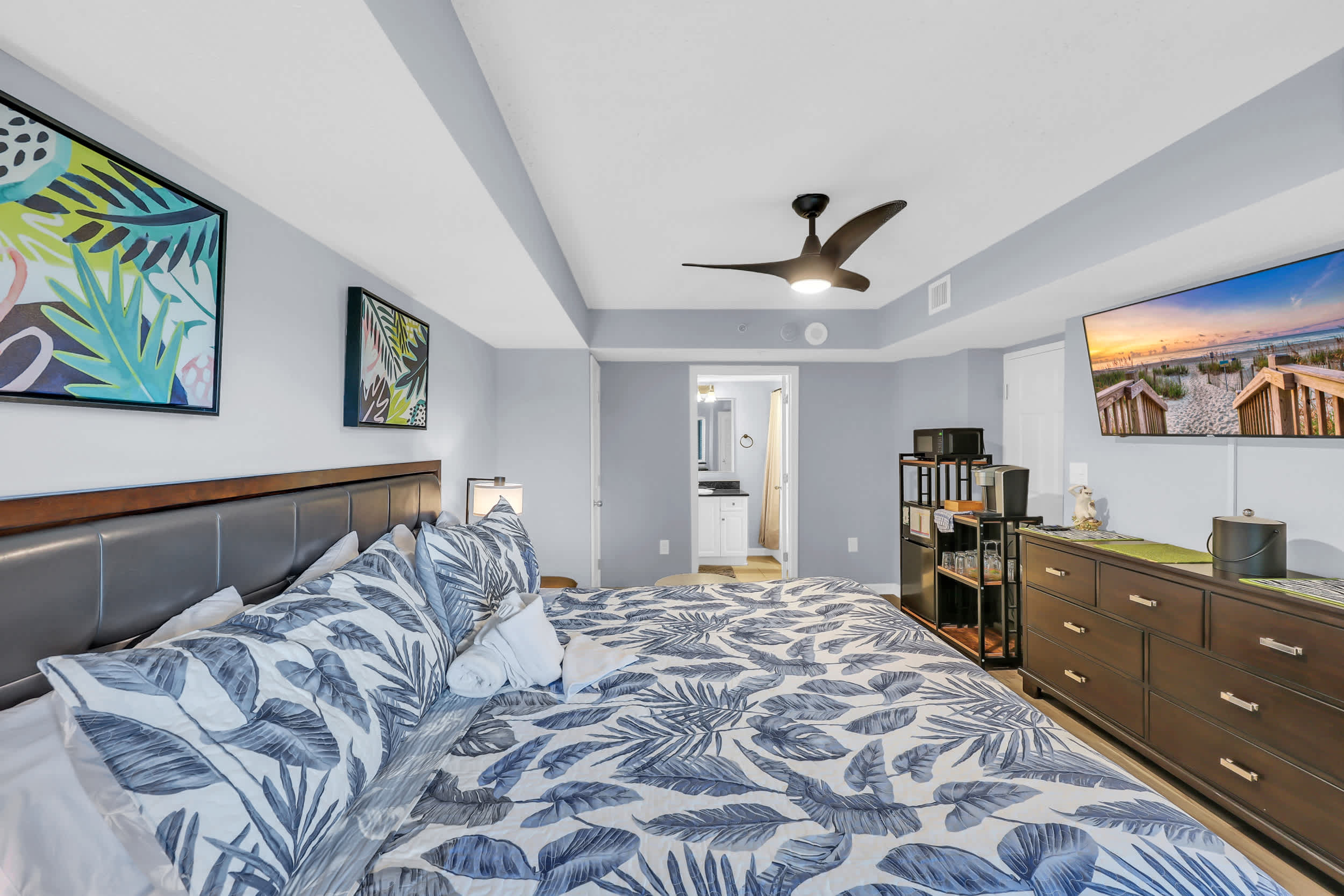 Modern Jungle Studio w Fridge Keurig Huge Pool Oasis