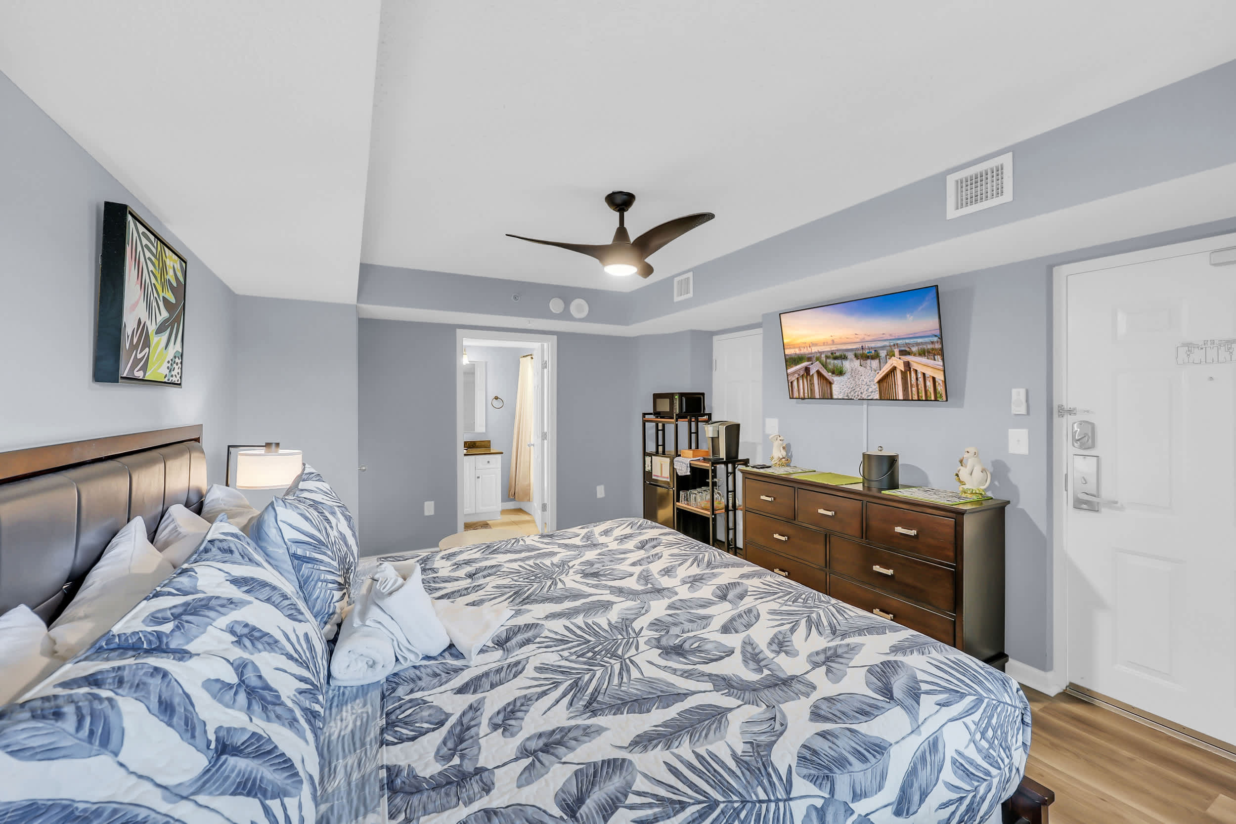 Modern Jungle Studio w Fridge Keurig Huge Pool Oasis