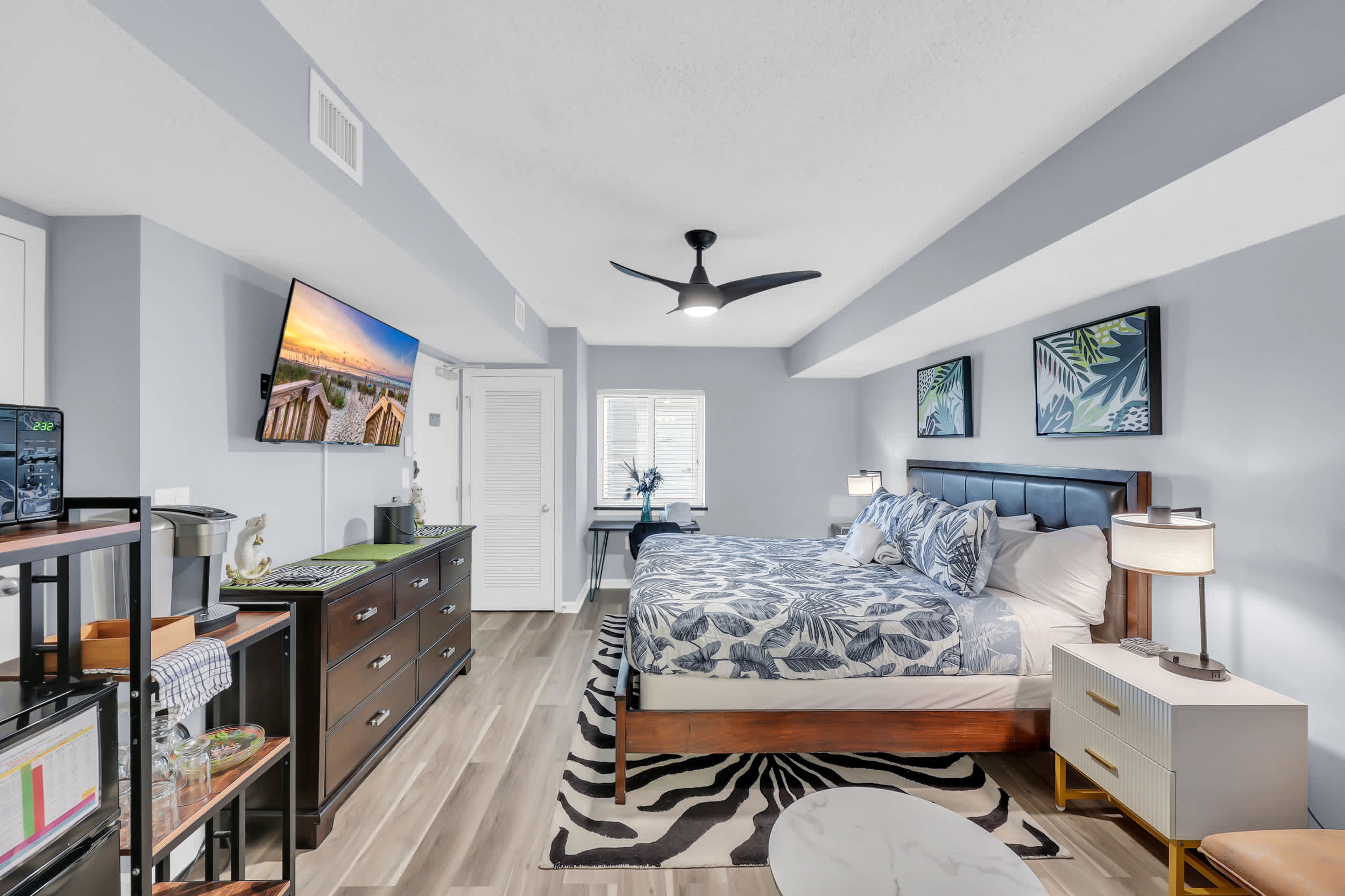 Modern Jungle Studio w Fridge Keurig Huge Pool Oasis