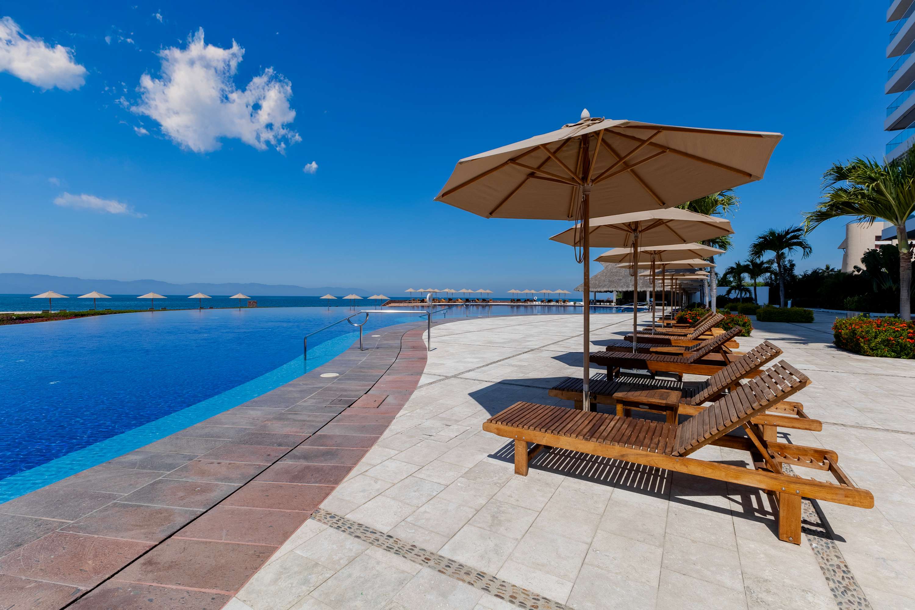 Garden House | Oceanfront Luxury & Private Patio - Picture 39