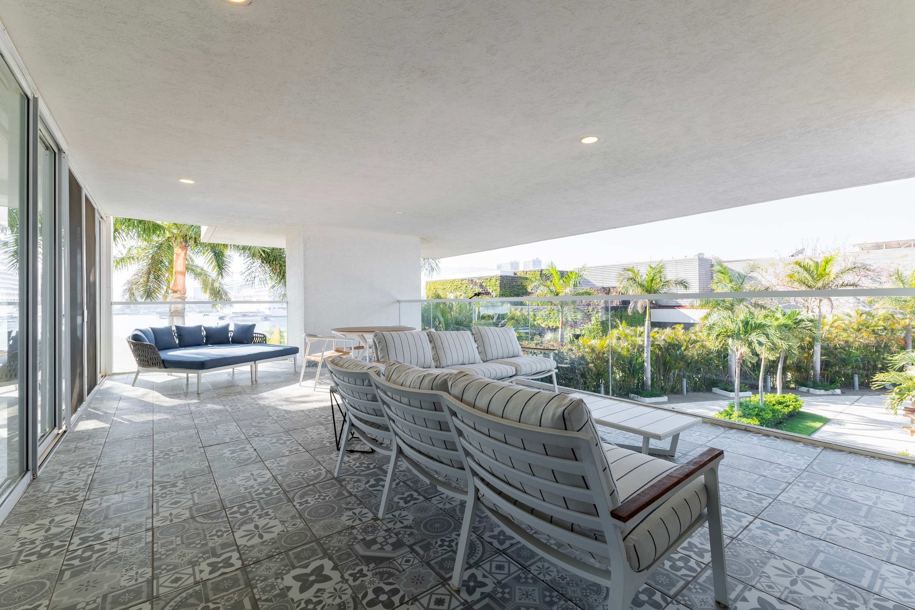 Garden House | Oceanfront Luxury & Private Patio - Picture 41